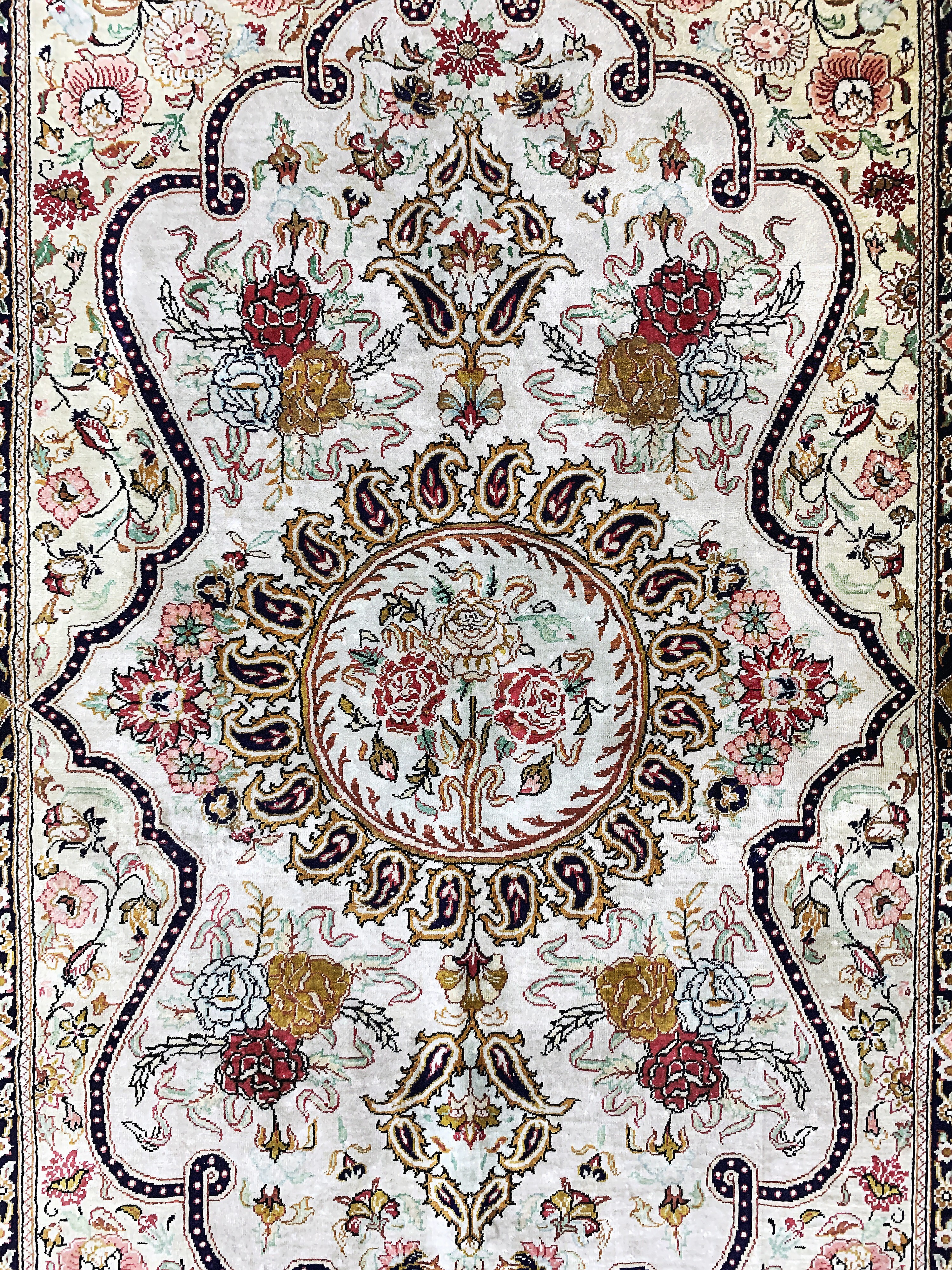 Detail c: Ghom Seide fein, Persien, Mitte 20.Jhd, reine Naturseide, ca. 122 x 80 cm, ca. 1,0 Mio. Kn/qm, Reinigungsbedürftig, EHZ: 2