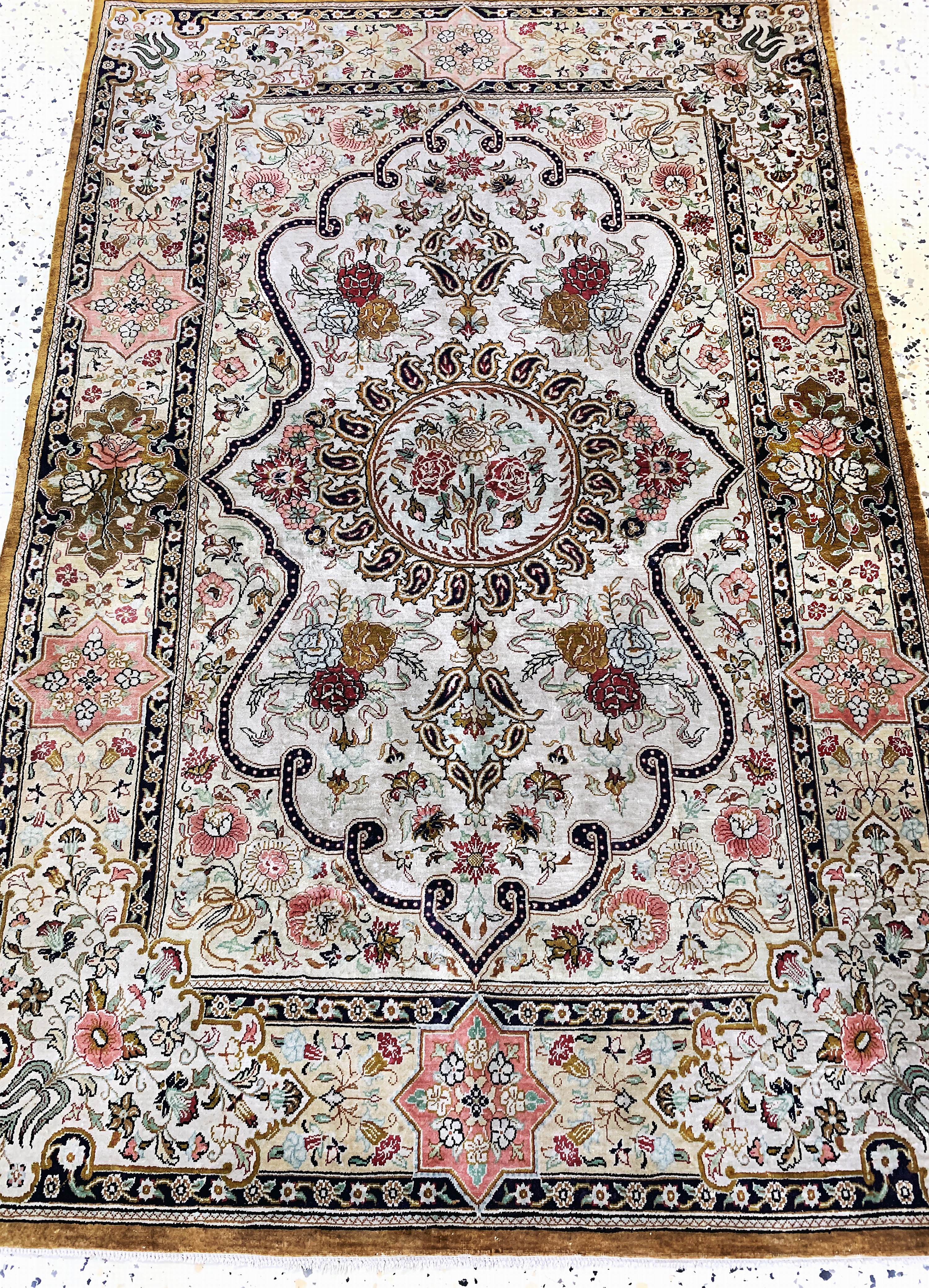 Detail d: Ghom Seide fein, Persien, Mitte 20.Jhd, reine Naturseide, ca. 122 x 80 cm, ca. 1,0 Mio. Kn/qm, Reinigungsbedürftig, EHZ: 2