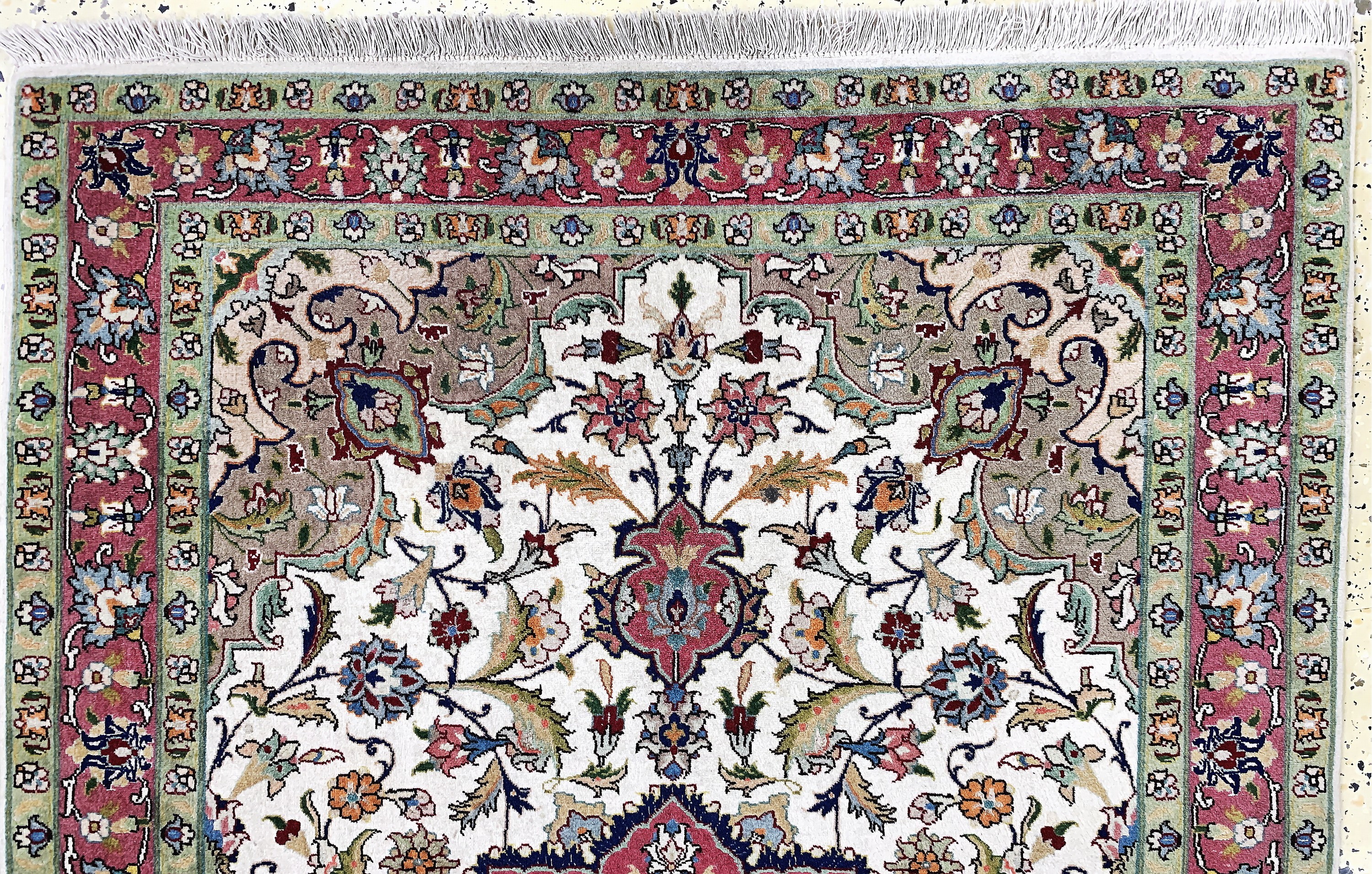 Detail a: Täbriz fein(50 Raj), Persien, Ende 20.Jhd, Korkwolle mit Seide, ca. 150 x 100 cm, ca. 500.000 Kn/qm, Reinigungsbedürftig, EHZ: 2