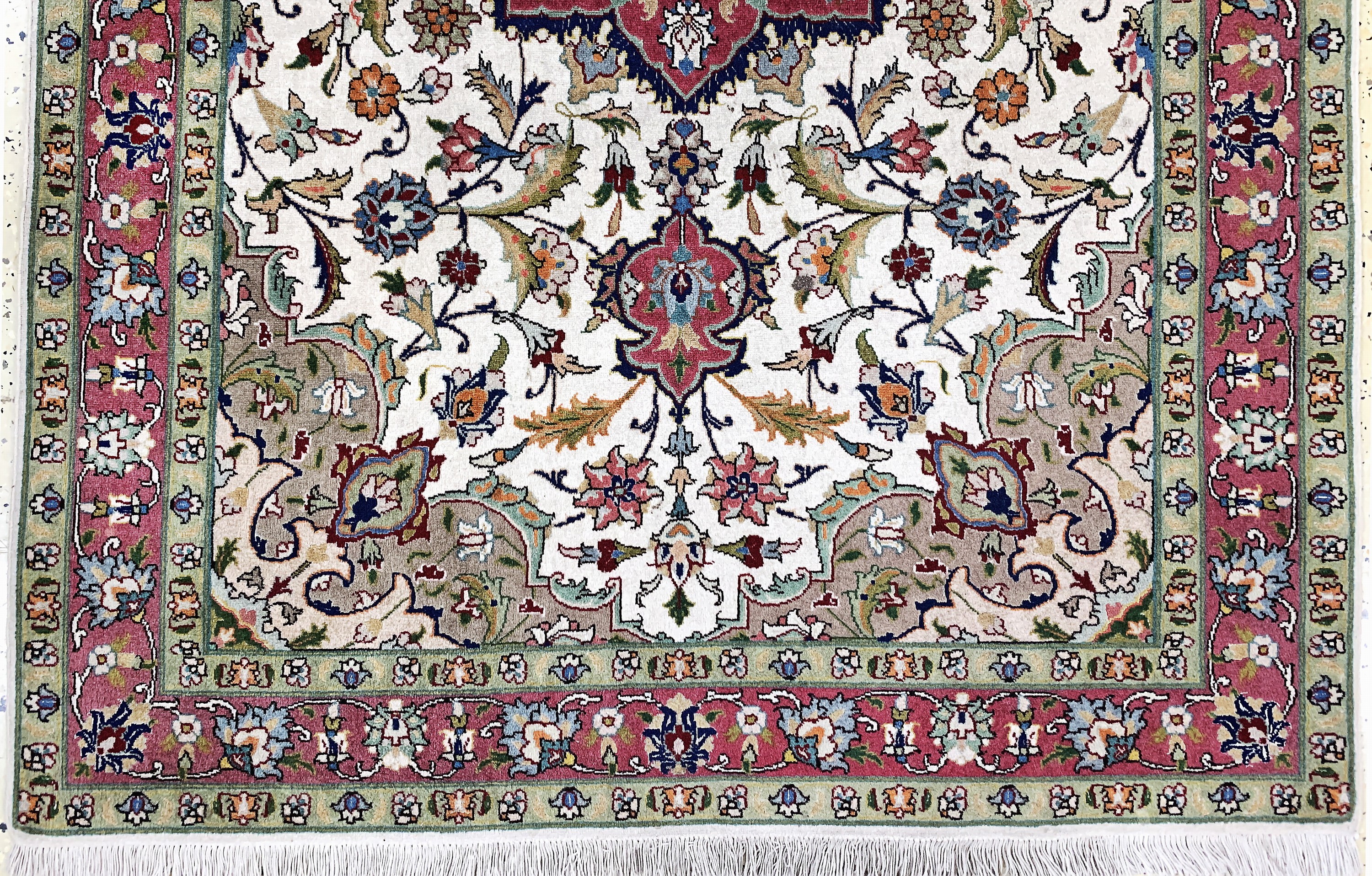 Detail b: Täbriz fein(50 Raj), Persien, Ende 20.Jhd, Korkwolle mit Seide, ca. 150 x 100 cm, ca. 500.000 Kn/qm, Reinigungsbedürftig, EHZ: 2