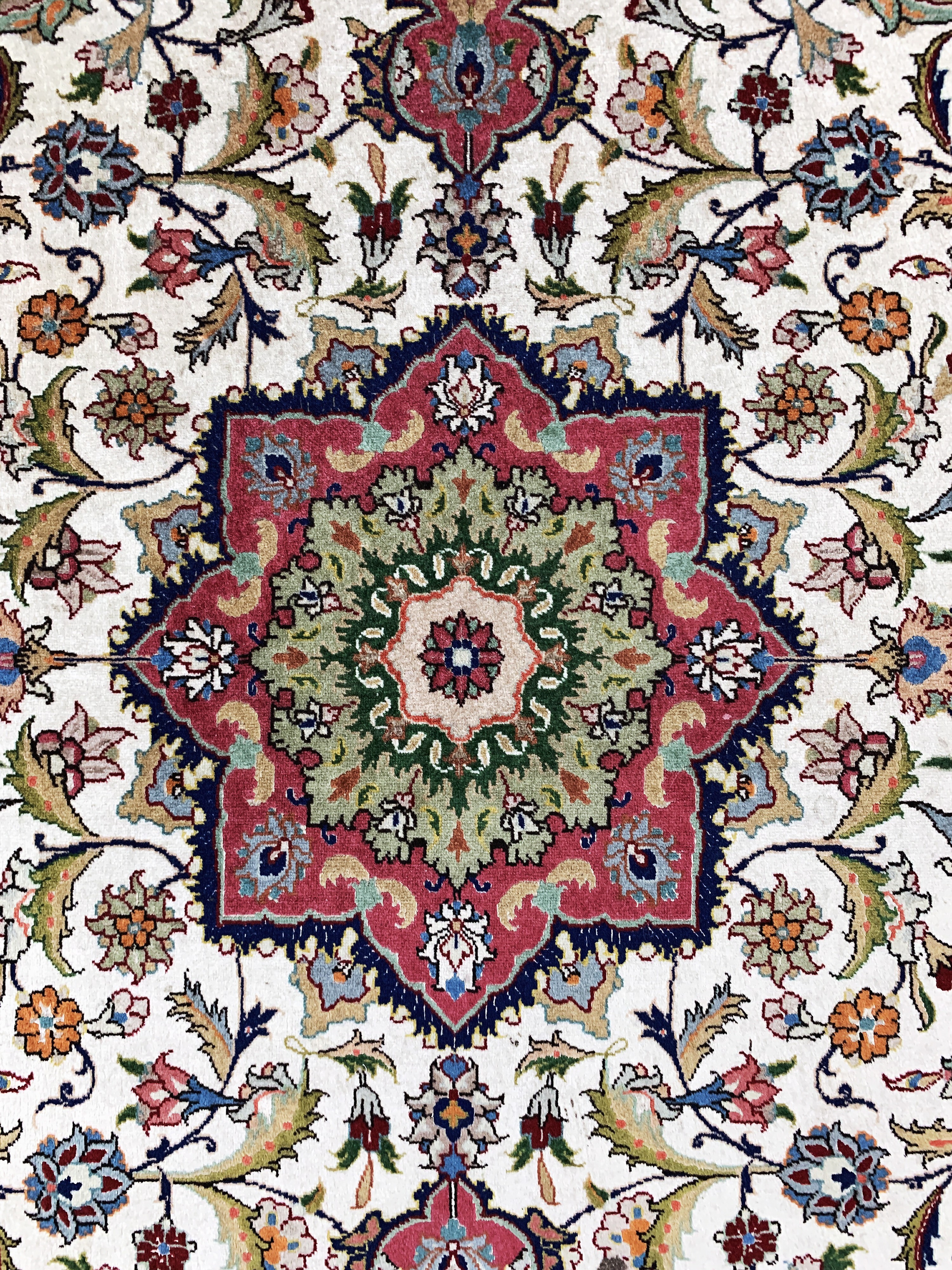 Detail c: Täbriz fein(50 Raj), Persien, Ende 20.Jhd, Korkwolle mit Seide, ca. 150 x 100 cm, ca. 500.000 Kn/qm, Reinigungsbedürftig, EHZ: 2