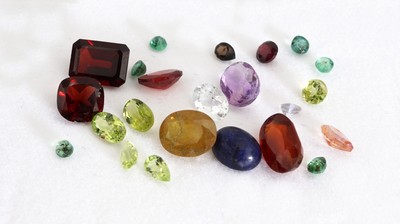 27142312a - Lot lose Farbsteine, zus. ca. 17.57 ct, u.a. Granate, Peridot, Turmaline, gelber Saphir, ...