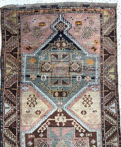 27142350a - Yürük alt, Türkei, Anfang 20.Jhd, Wolle aufWolle, ca. 230 x 102 cm, EHZ: 2-3 ...