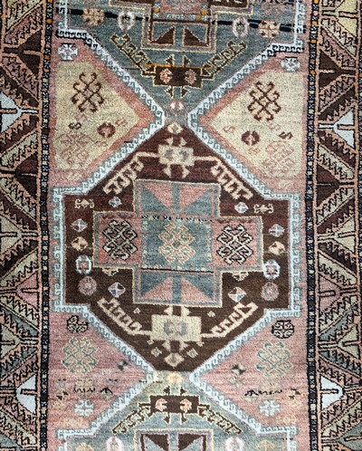 27142350b - Yürük alt, Türkei, Anfang 20.Jhd, Wolle aufWolle, ca. 230 x 102 cm, EHZ: 2-3 ...