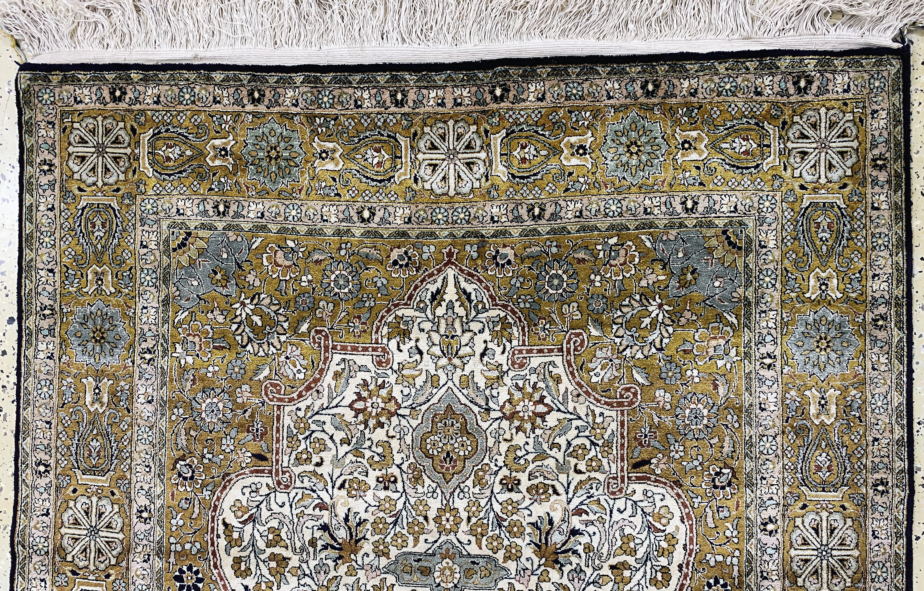 Detail a: Ghom Seide, Persien, Mitte 20.Jhd, reine Naturseide, ca. 210 x 133 cm, EHZ: 2
