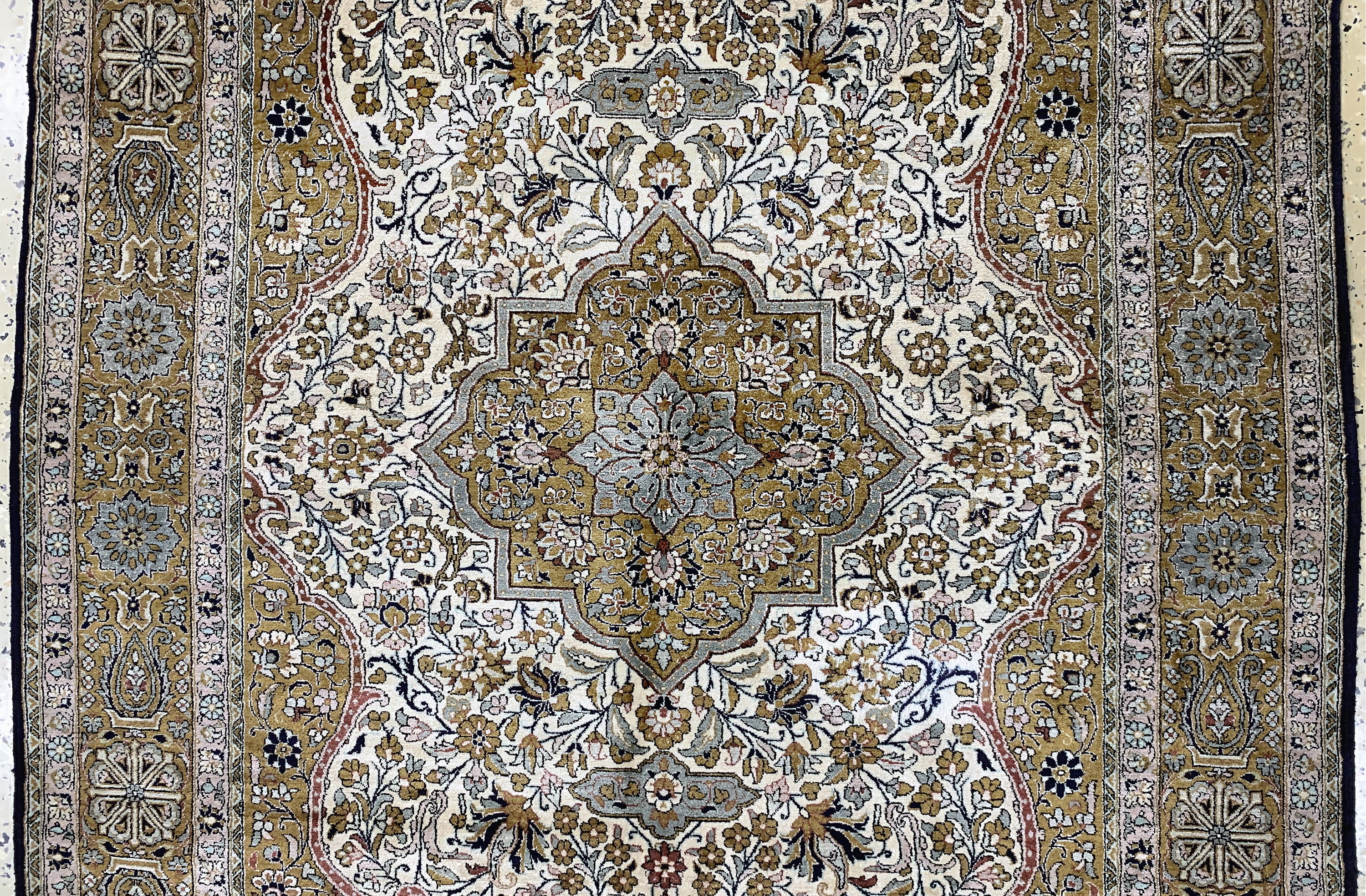 Detail b: Ghom Seide, Persien, Mitte 20.Jhd, reine Naturseide, ca. 210 x 133 cm, EHZ: 2