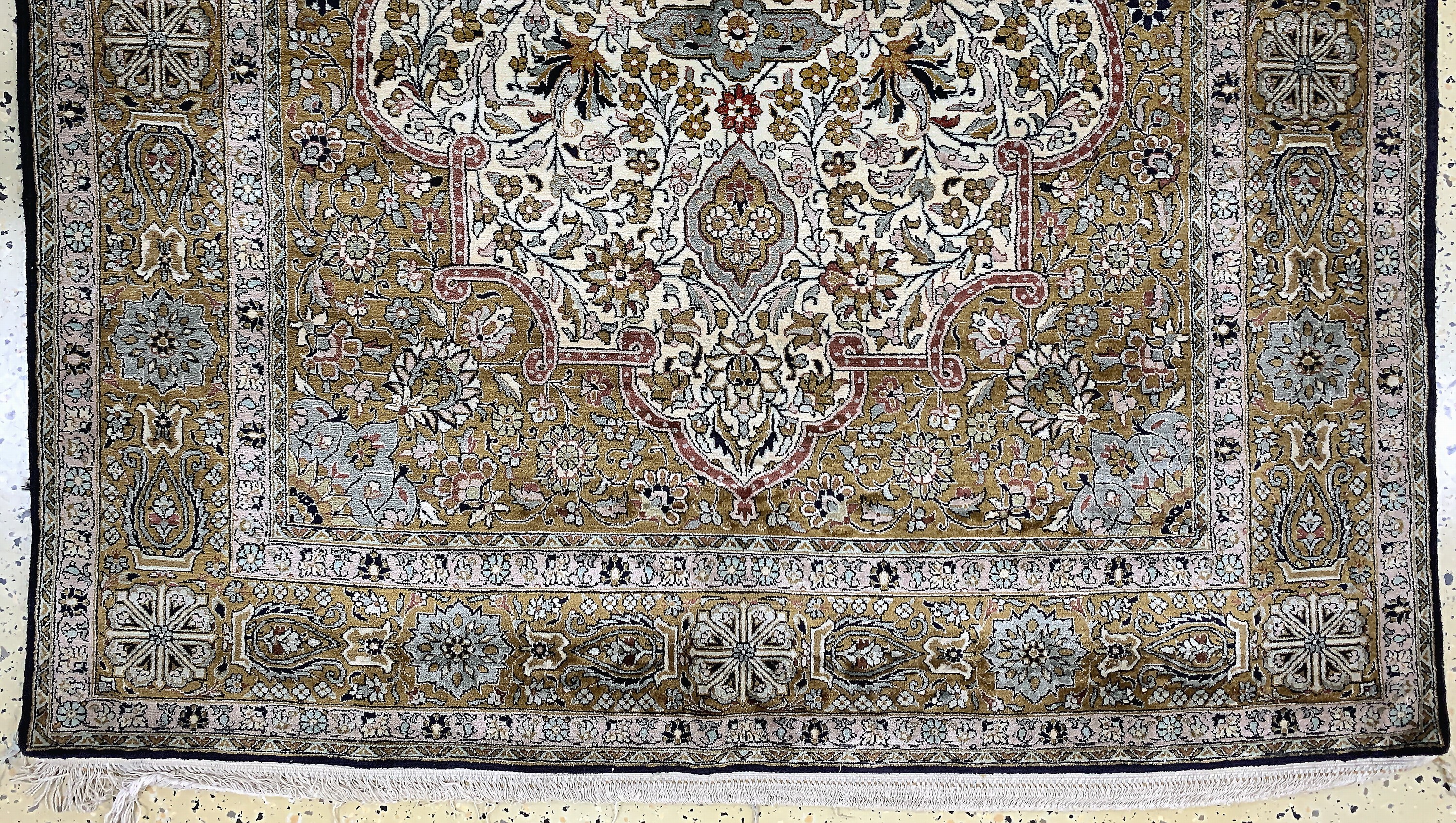 Detail c: Ghom Seide, Persien, Mitte 20.Jhd, reine Naturseide, ca. 210 x 133 cm, EHZ: 2