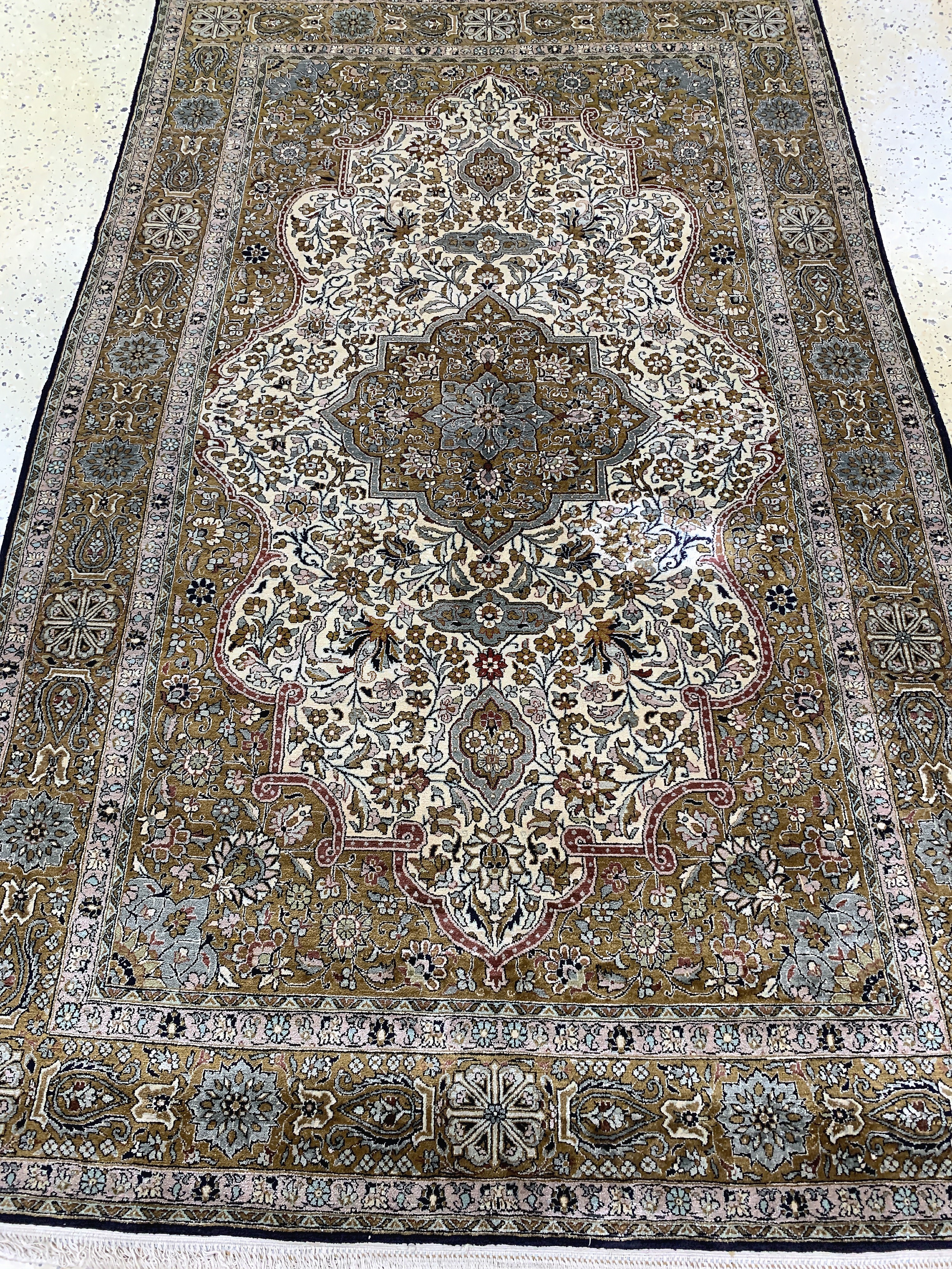 Detail e: Ghom Seide, Persien, Mitte 20.Jhd, reine Naturseide, ca. 210 x 133 cm, EHZ: 2
