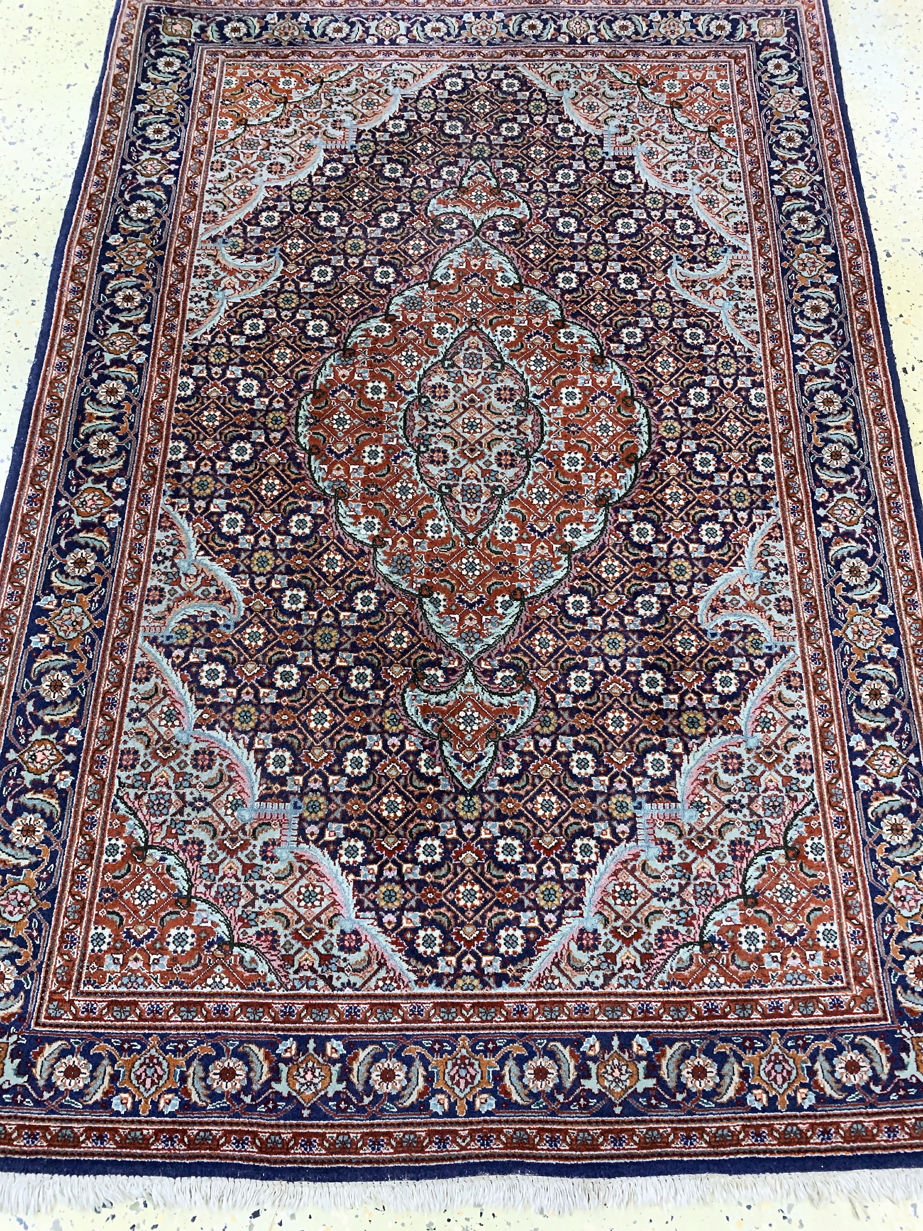Detail d: Täbriz fein(50 Raj), Persien, Mitte 20.Jhd,Korkwolle mit Seide, ca. 150 x 105 cm, ca. 500.000 Kn/qm, EHZ: 2