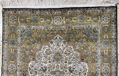 27142429a - Ghom Seide, Persien, Mitte 20.Jhd, reine Naturseide, ca. 210 x 133 cm, EHZ: 2 ...