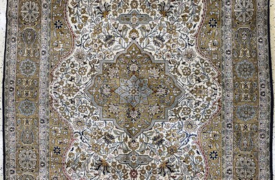 27142429b - Ghom Seide, Persien, Mitte 20.Jhd, reine Naturseide, ca. 210 x 133 cm, EHZ: 2 ...