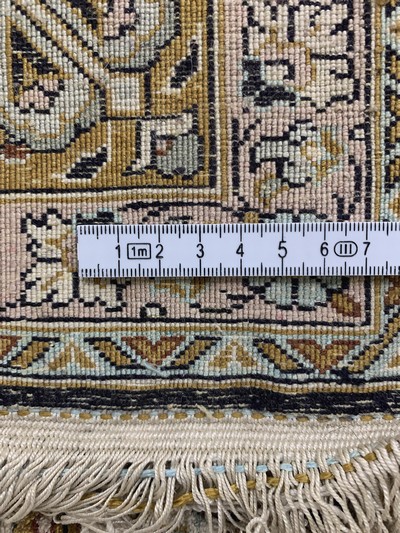 27142429f - Ghom Seide, Persien, Mitte 20.Jhd, reine Naturseide, ca. 210 x 133 cm, EHZ: 2 ...
