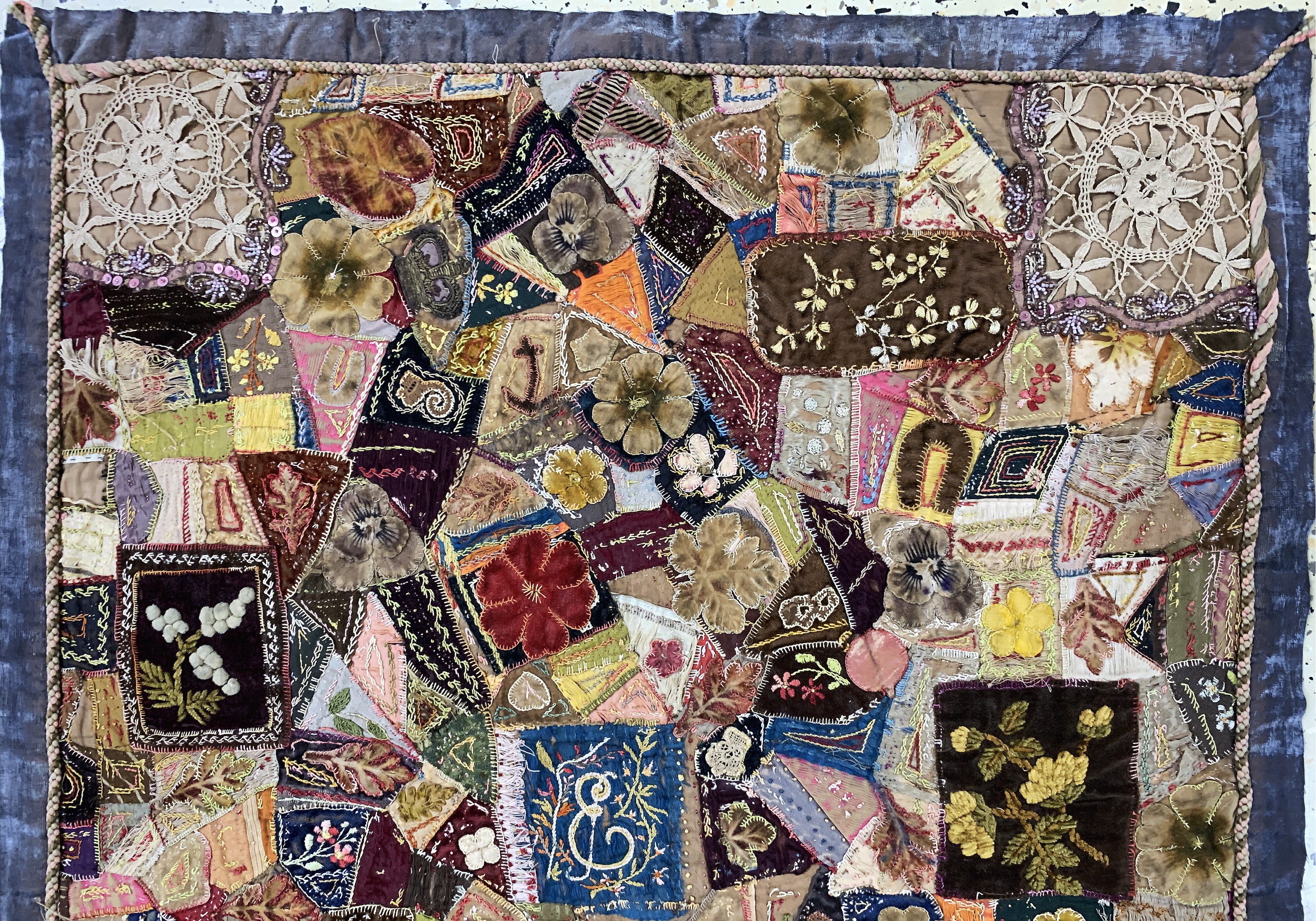 Detail a: Patchwork antik, Europa, 19.Jhd, Textilien Stücke aus Baumwolle & Seide auf Samt, ca. 90 x 76 cm, EHZ: 2