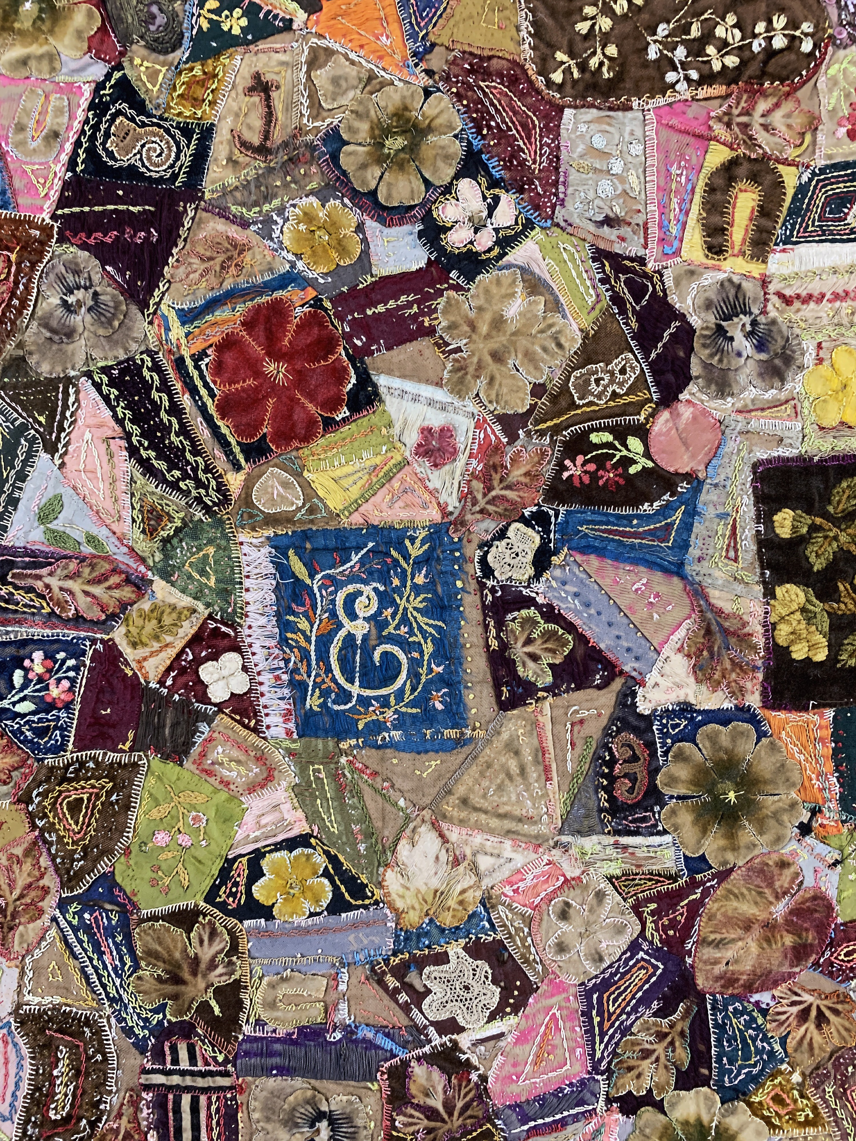 Detail c: Patchwork antik, Europa, 19.Jhd, Textilien Stücke aus Baumwolle & Seide auf Samt, ca. 90 x 76 cm, EHZ: 2