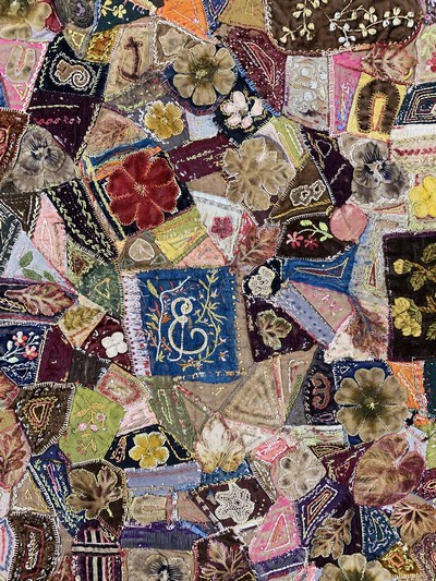 27142559c - Patchwork antik, Europa, 19.Jhd, Textilien Stücke aus Baumwolle & Seide auf Samt, ca. ...