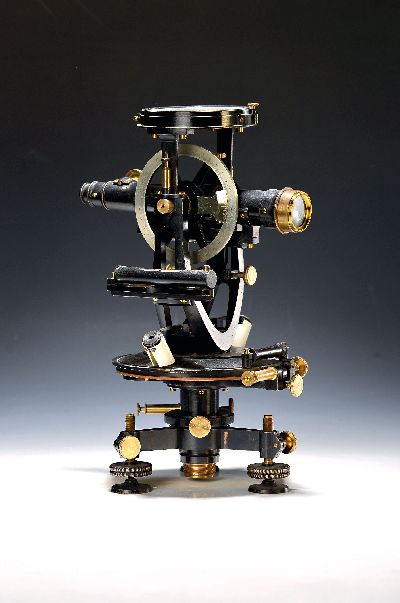 Image Theodolith, F. W. Breithaupt Cassel, num. 3465, um 1900, bewegliches Fernrohr , seitlich ...