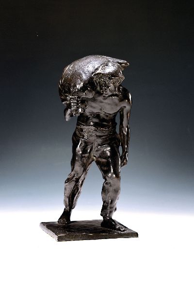 Image Paul Ludwig Kowalczewski, 1865 - 1910, Bronzefigur, Arbeiter mit Sack, signiert auf der ...
