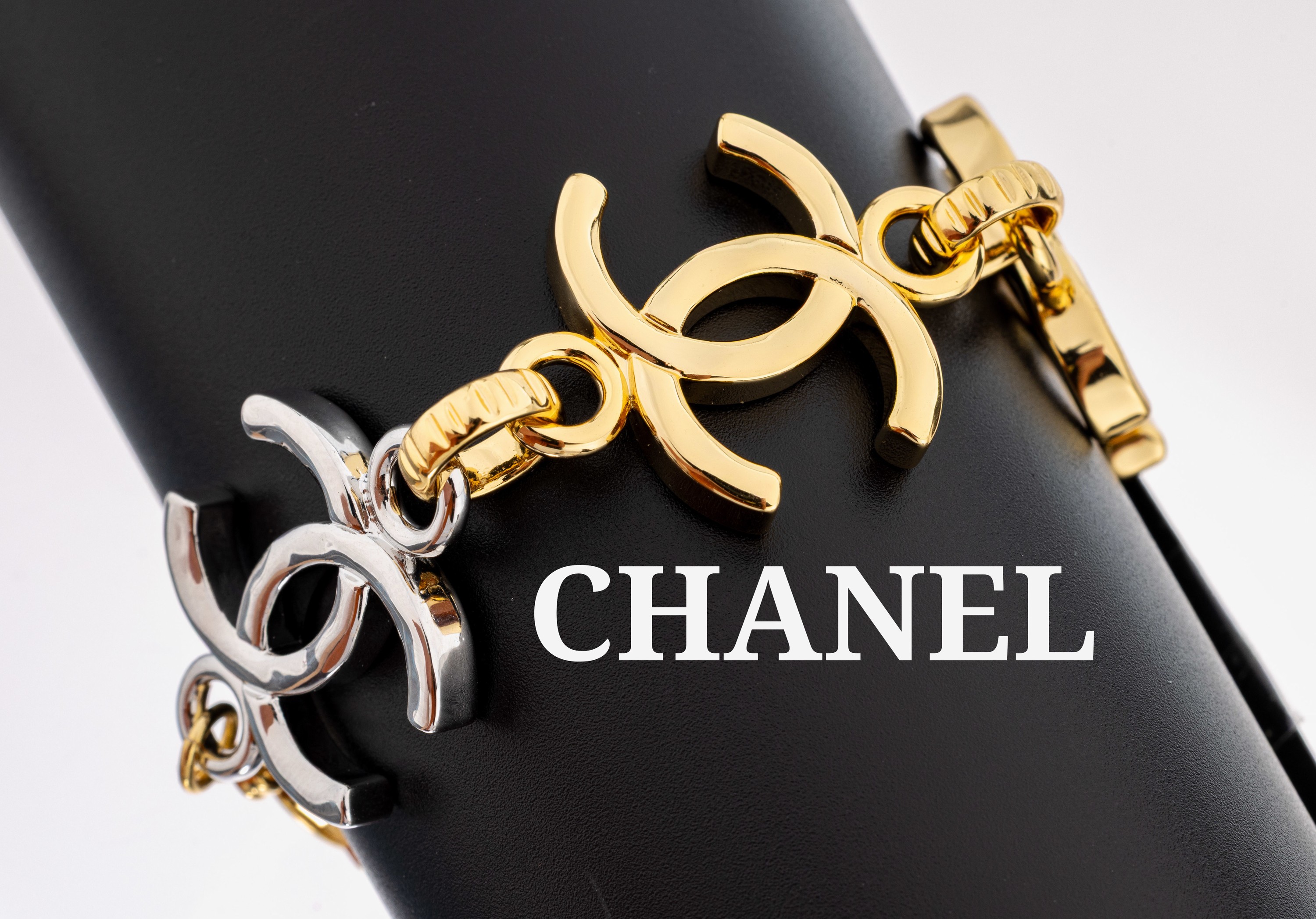 Image 27142698 - CHANEL Armband, Metall vergoldet bzw. verchromt, bicolor, CC-Logos, sign., L. ca. 15-19 ...