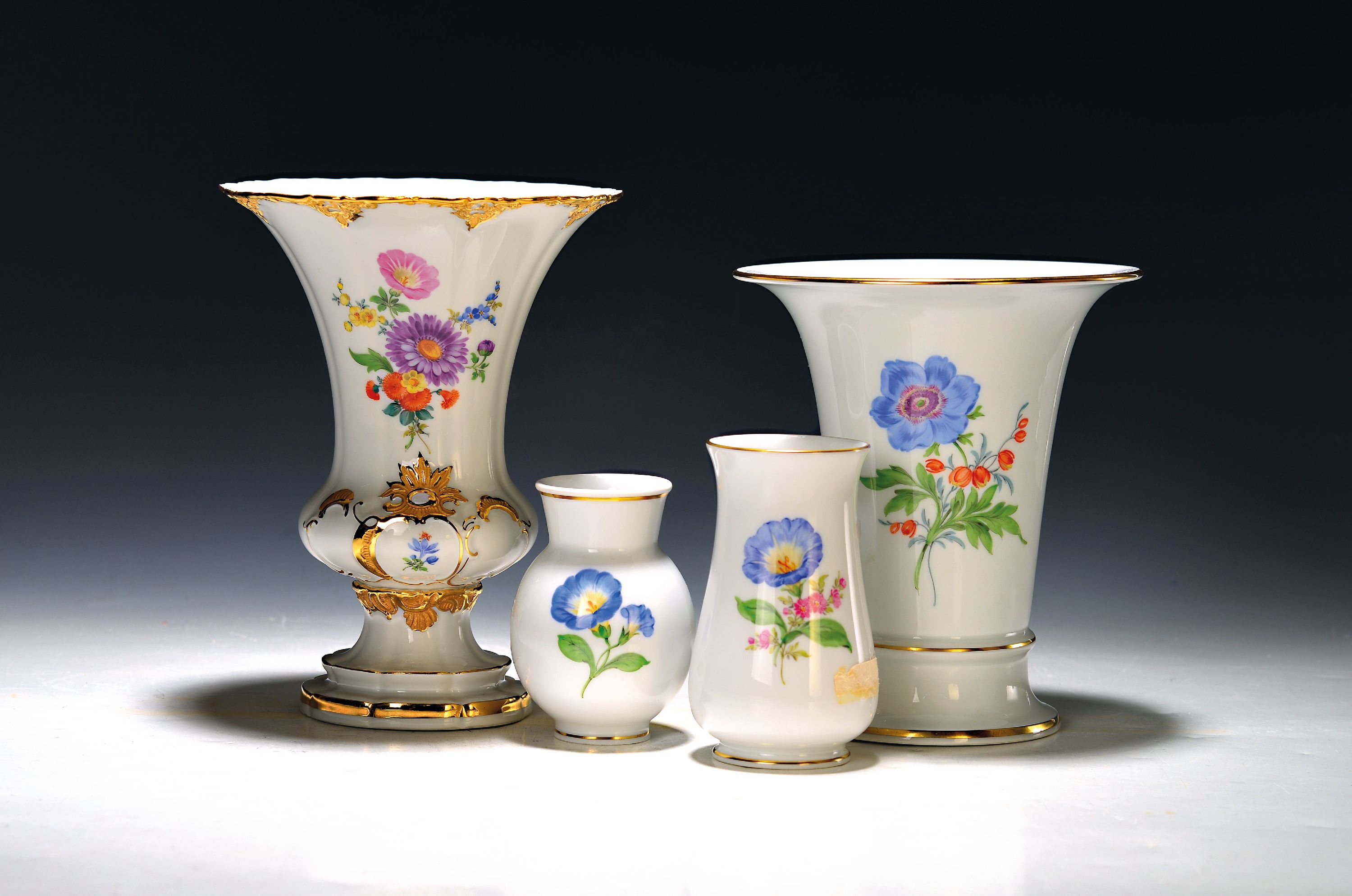 Image 27142938 - Vier Vasen, Meissen, 20. Jh., Fußvase, Zylindervase, zwei kleine Vasen, Blumendekor, H. ...