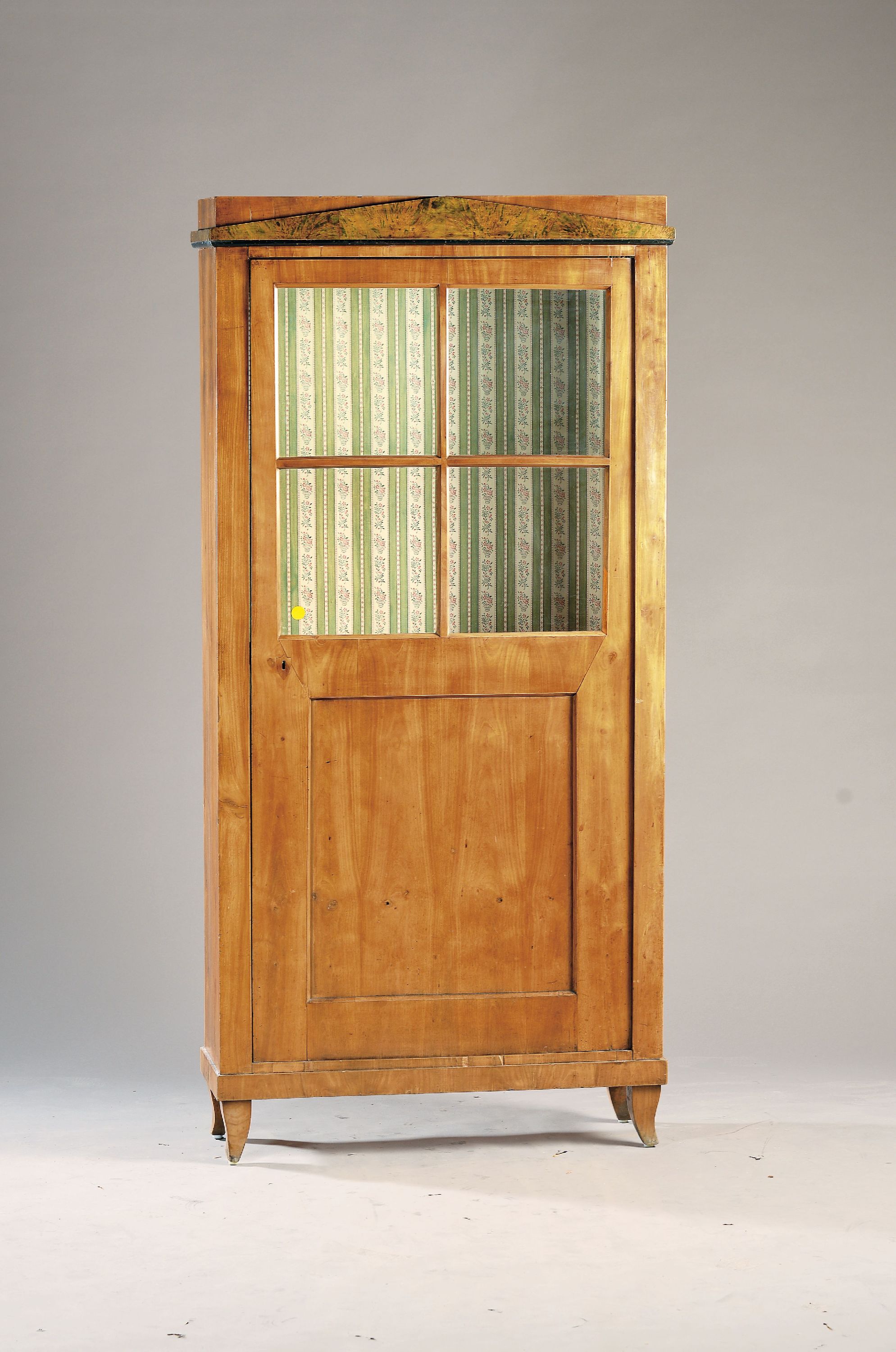 Image 27143015 - Showcase, Biedermeier, around 1830, walnut veneer, partly solid, legs slightly flared, ...