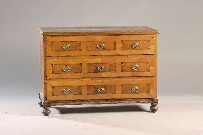 Image Kommode, Louis-Seize, um 1760/70, Nussbaumfurnier, Felder und Bandeinlagen , drei ...