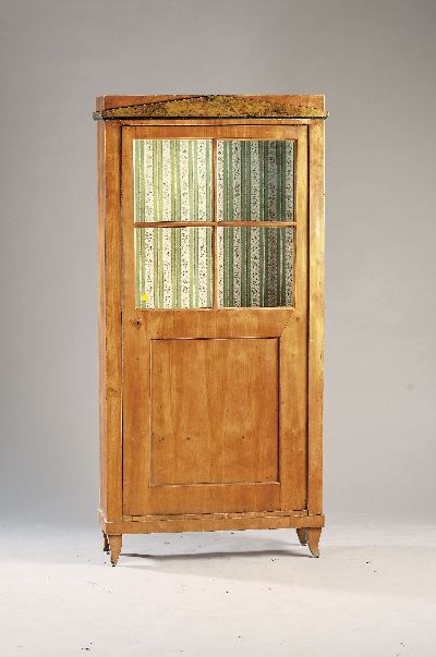 Image Vitrine, Biedermeier, um 1830, Nussbaumfurnier, z.T. massiv, Beine leicht ausgestellt, ...