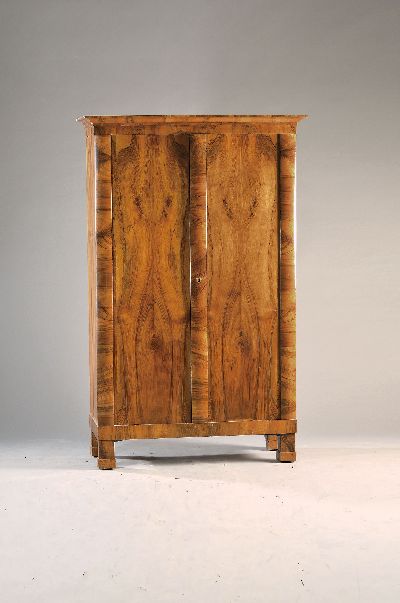Image Biedermeierschrank, Österreich um, 1820/30, Nussbaumfurnier auf Nadelholz, Lisenen ...