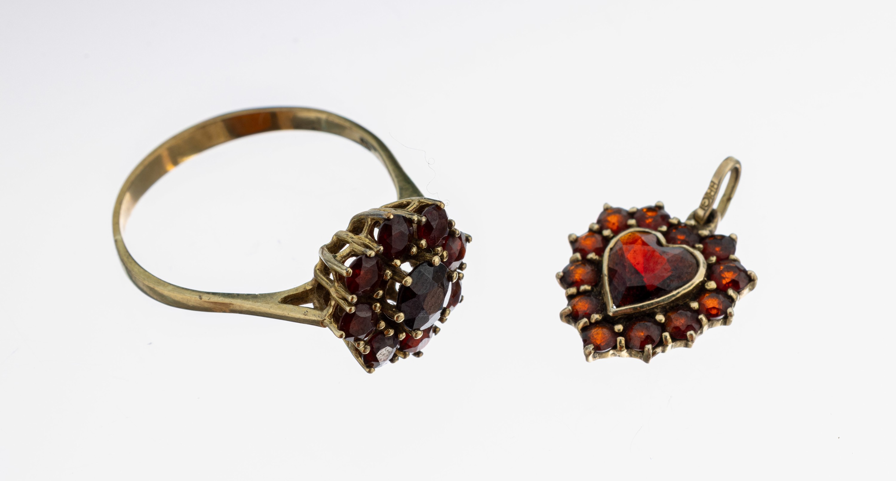 Image 27143660 - 8 kt Gold Granat-Ring, GG 333/000, blütenf.Ringkopf mit rundfacett. Granaten, RW 64, ...