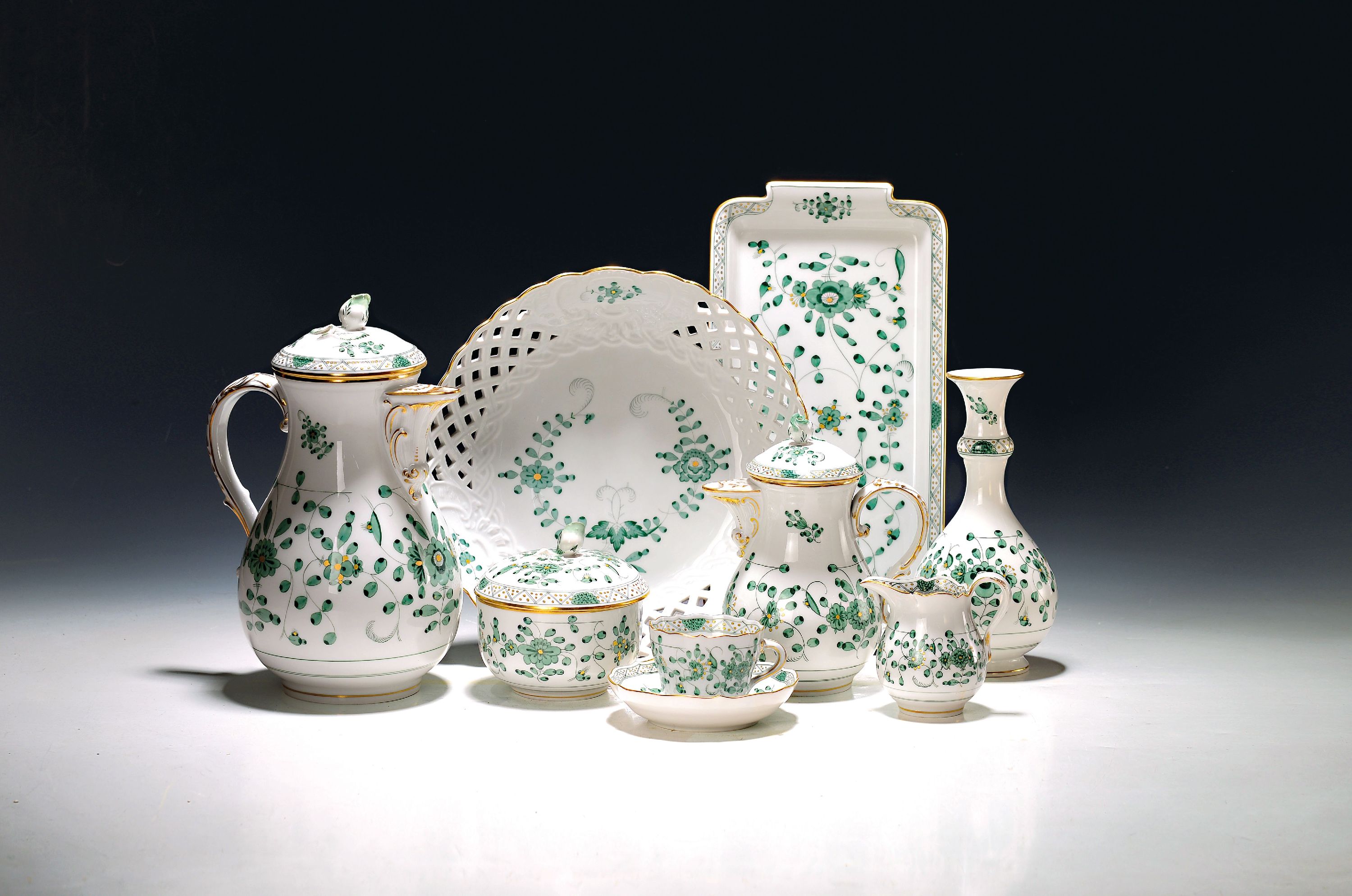 Image 27143676 - 30-tlg. Mokka-/Kaffeeservice, indische Malerei in grün, Meissen, 20.Jh., wenige Teile 2 ...