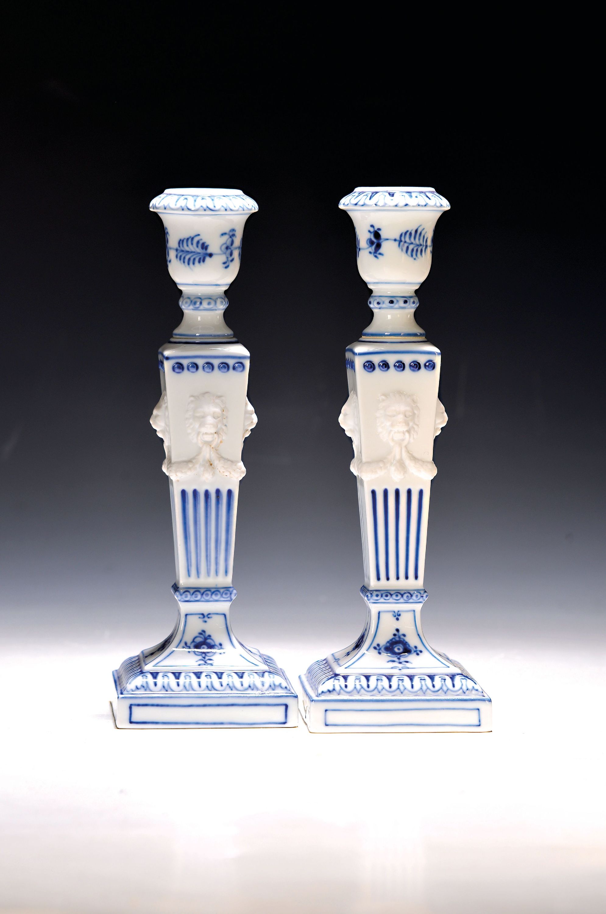 Image 27143678 - Leuchterpaar, Royal Copenhagen, 1962, Porzellan, unterglasurblauer Dekor Stil ...