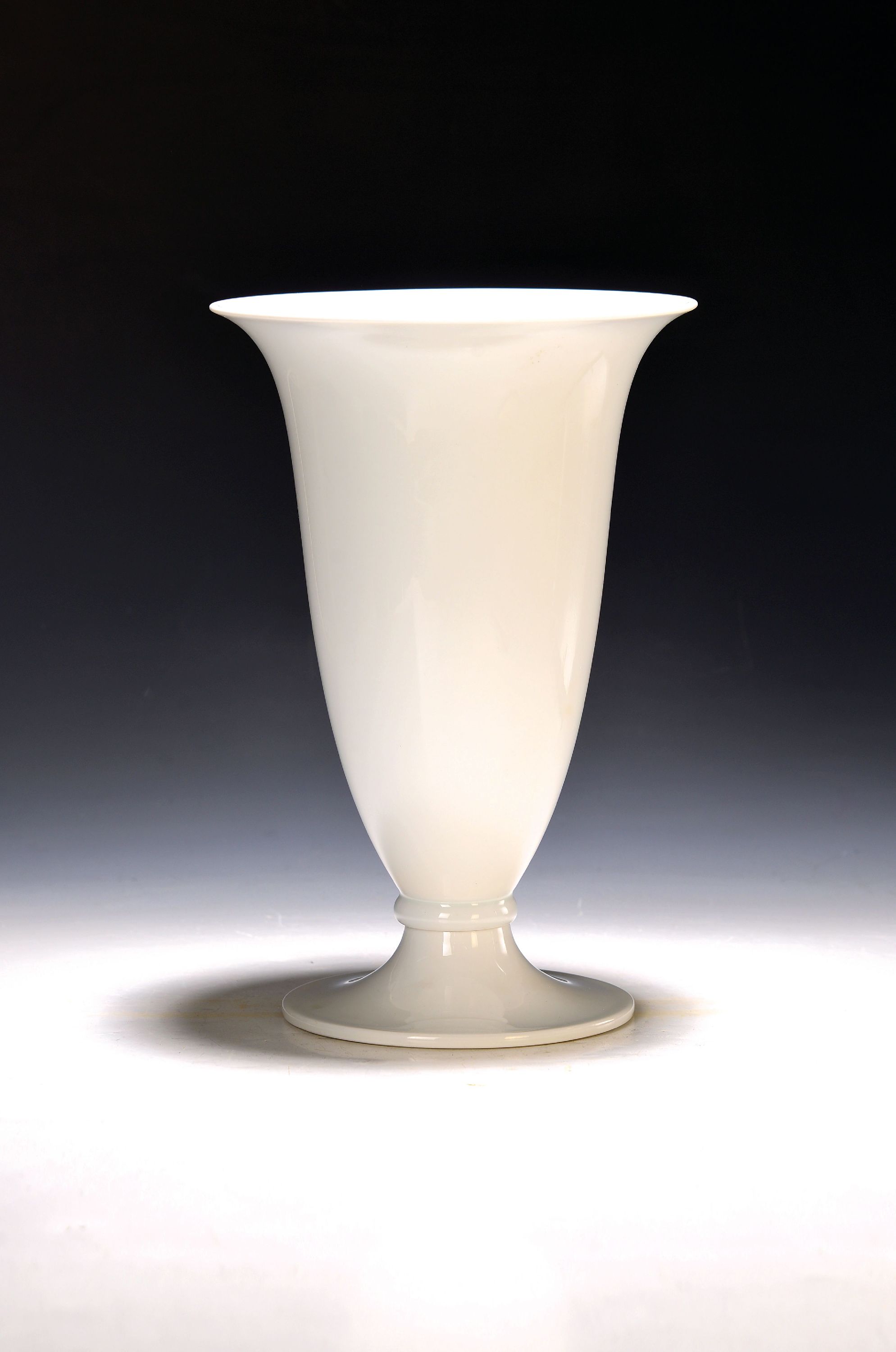 Image 27143679 - Trichtervase, Rosenthal, 1935, Weißporzellan, Modellnr. 353/2, H. 29 cm
