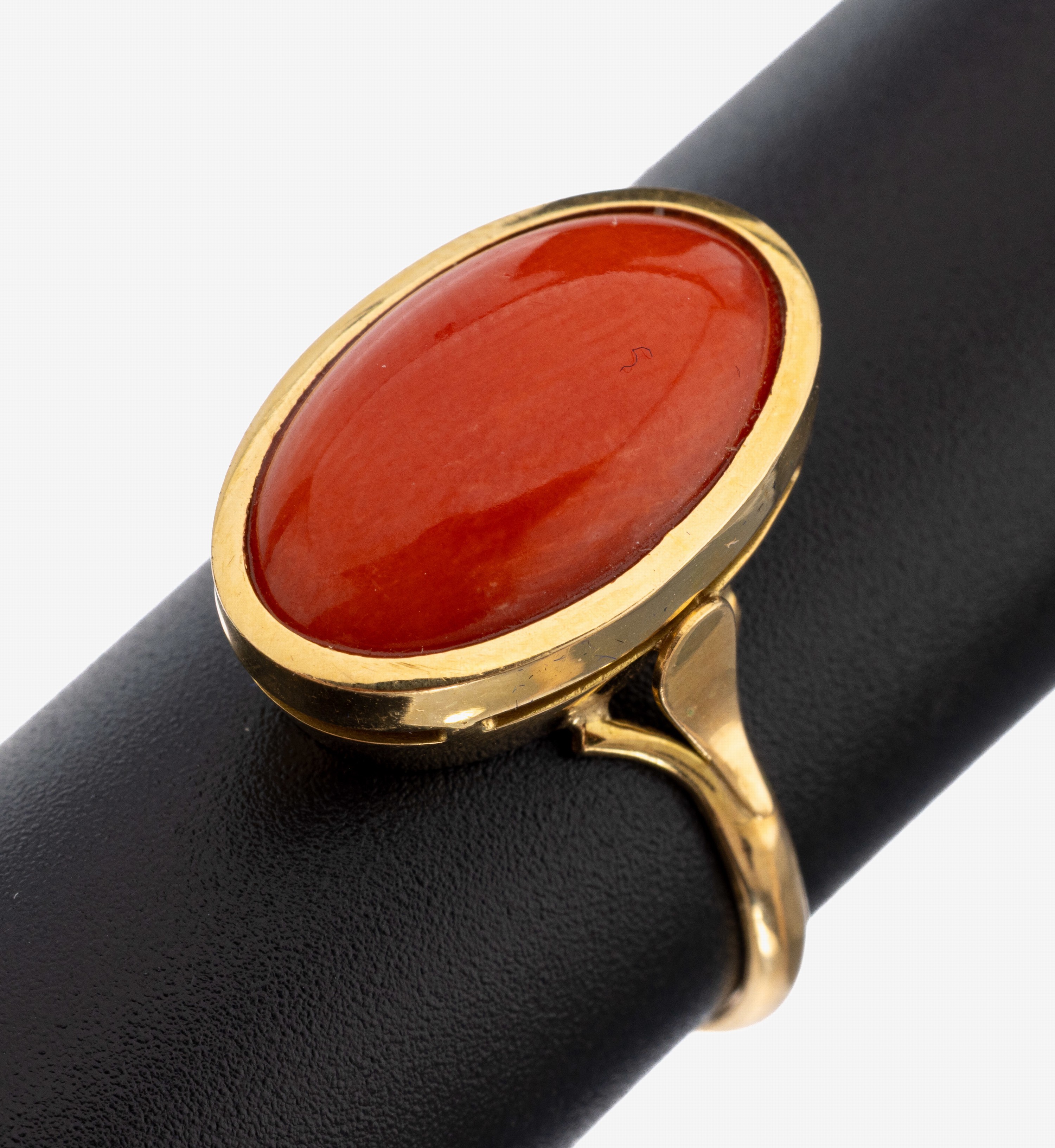 Image 27143773 - 18 kt Gold Korallen-Ring, GG 750/000, schlichtes Design, ovaler Korallen-Cabochon, ...