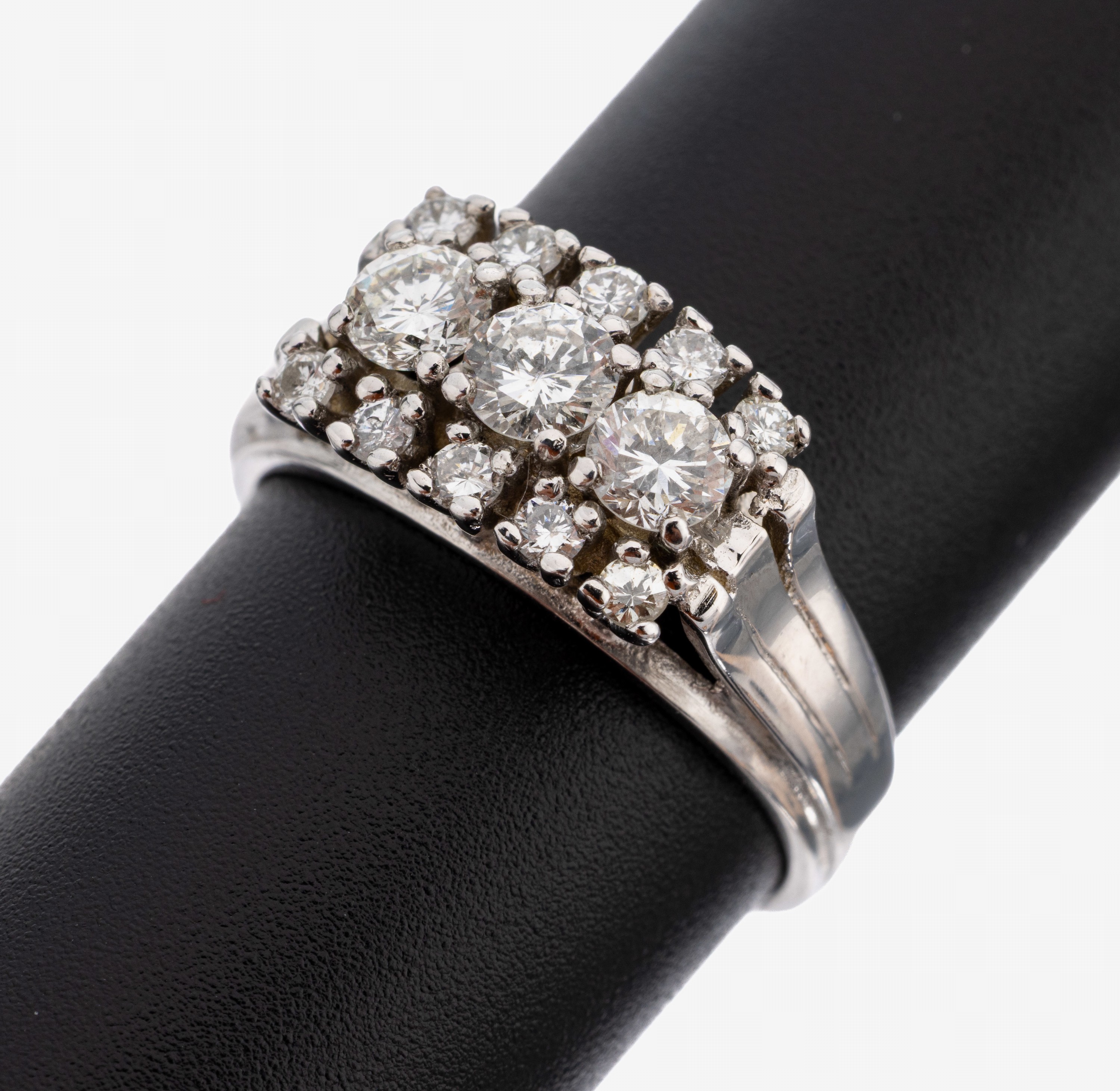 Image 27143785 - 14 kt gold brilliant-ring , WG 585/000, 13 brilliants total approx. 0.99 ct (engraved) ...