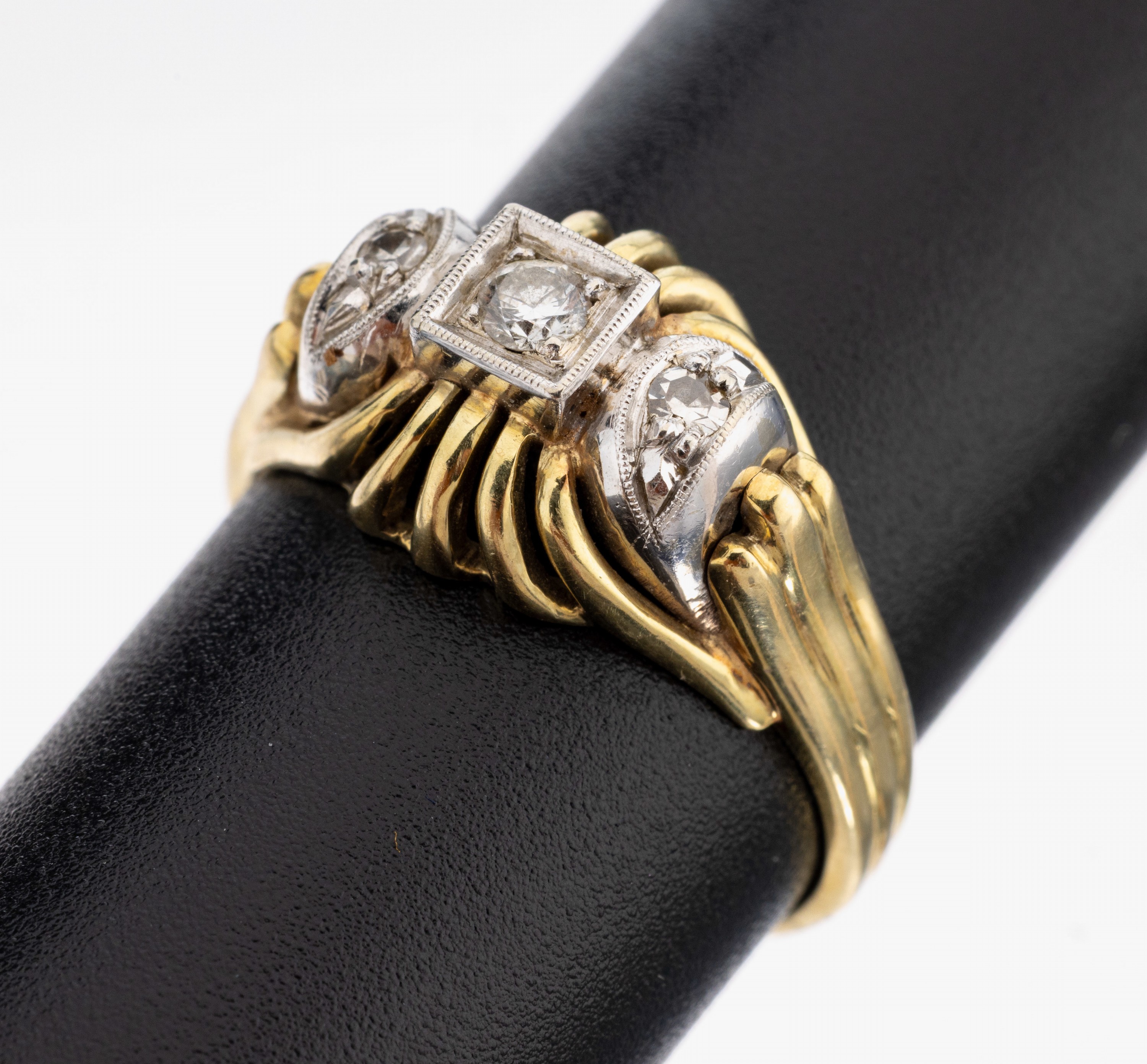 Image 27143786 - 14 kt Gold Diamant-Ring, 1950er Jahre, GG/WG 585/000, 1 Brillant und 2 8/8-Diamant zus. ...