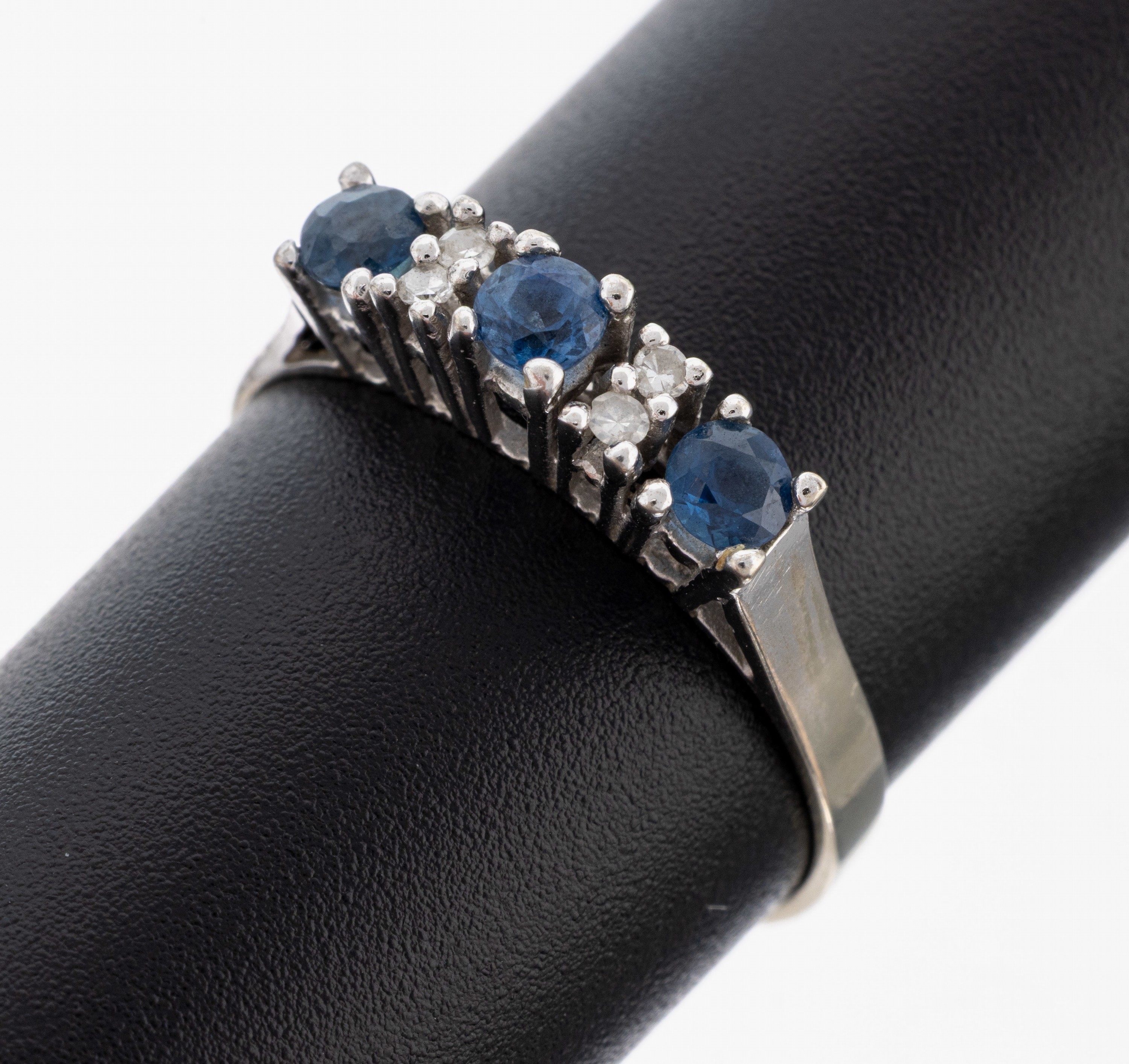 Image 27143787 - 14 kt Gold Saphir-Diamant-Ring, WG 585/000,3 rundfacett. Saphire zus. ca. 0.25 ct, 4 ...