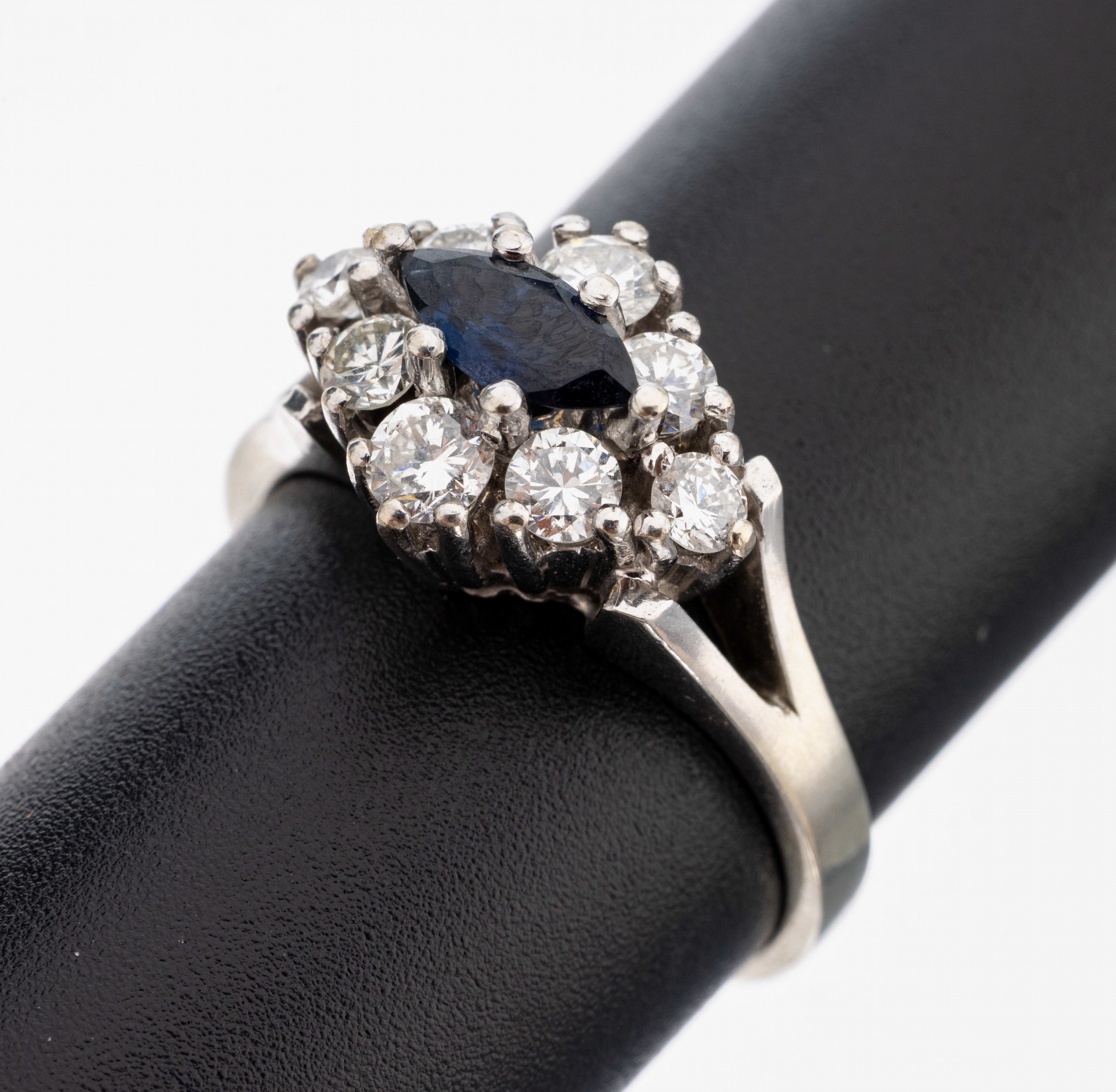 Image 27143791 - 14 kt Gold Saphir-Brillant-Ring, WG 585/000, mittig Saphir-Navette ca. 0.30 ct, 8 ...