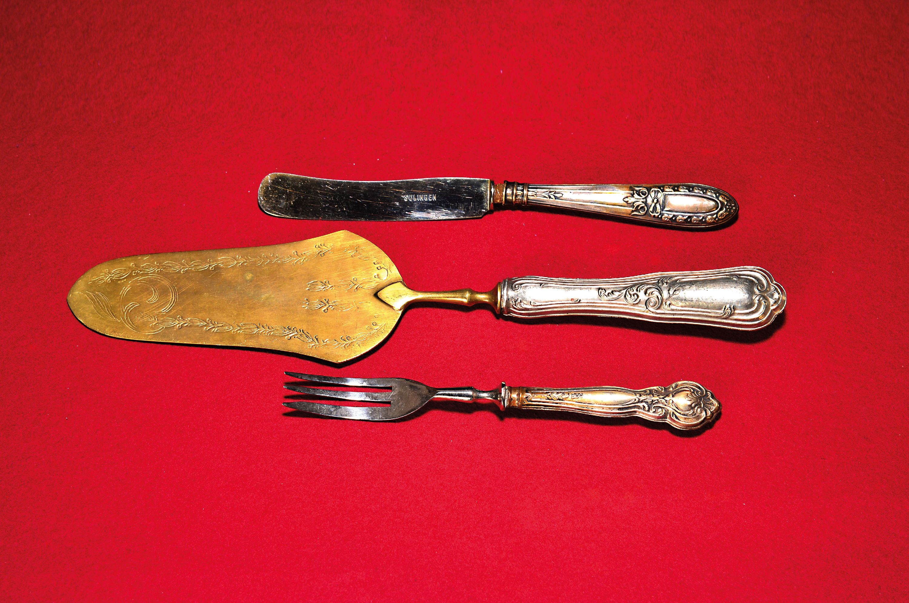 Image 27143798 - 27 Gabeln und Messer und ein Tortenheber mit Silbergriffen, wohl überwiegend Italien, ...