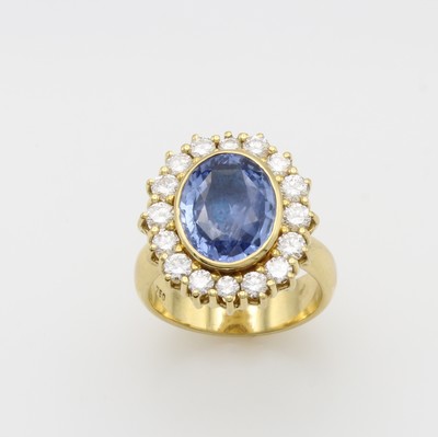 27143700a - Ring mit Saphir und Brillanten, GG 750/000, ovaler Saphir ca. 8.06 ct umgeben v. Brill. ...
