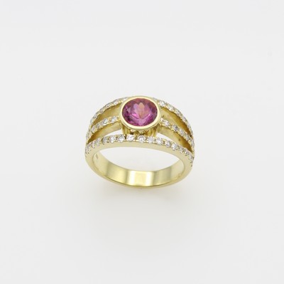 27143722a - Ring mit Turmalin und Diamanten, GG 585/000, pinkf. Turmalin ca. 1.55 ct, Diam. in 3 ...