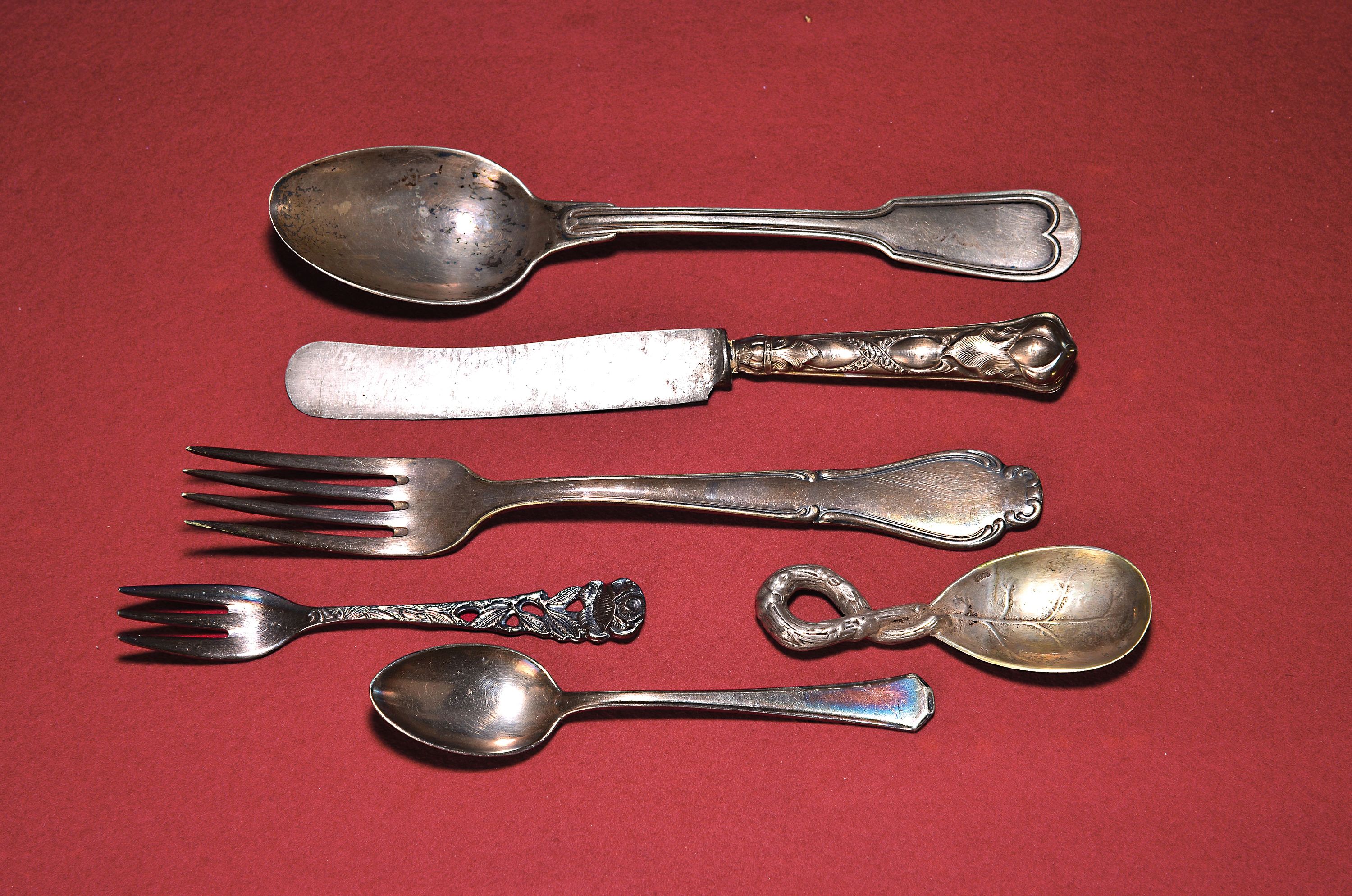 Image 27143834 - Großes Konvolut aus 44 Tafelobjekten, davon 18 Silberobjekten, Silber: 4 Messer, 9 ...