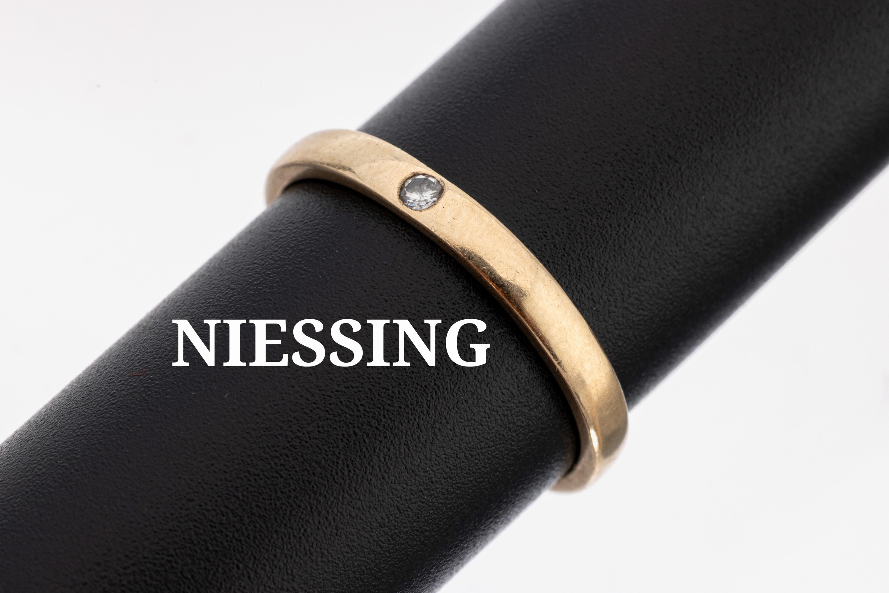 Image 27143841 - 14 kt Gold NIESSING Brillant-Ring, GG 585/000, Brillant ca. 0.03 ct get. Weiß/p, sek., ...