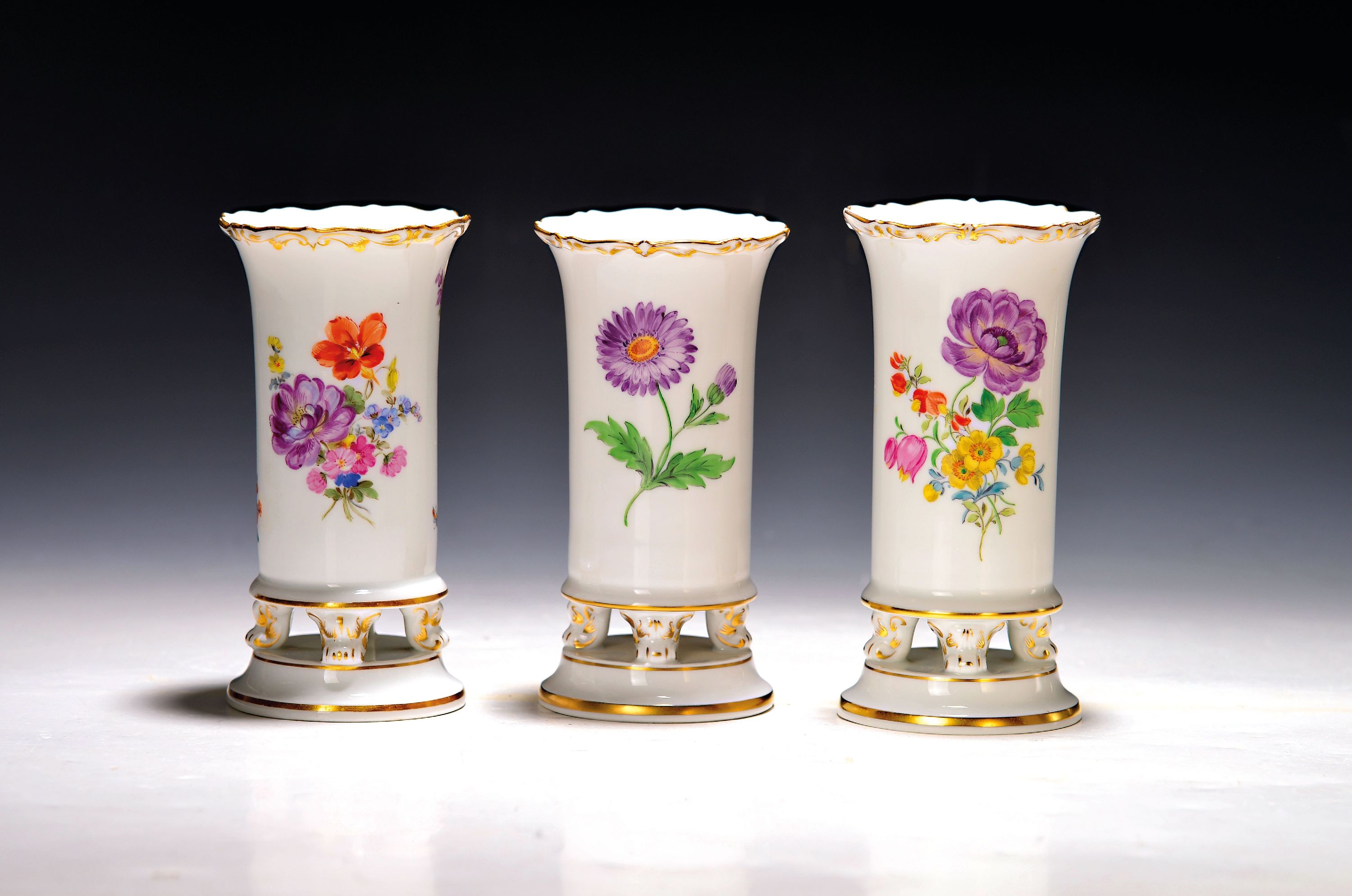 Image 27143877 - 3 Fußvasen mit Blumenmalerei, Meissen, 20.Jh. , Porzellan, 1x Knaufzeit um 1900 mit ...