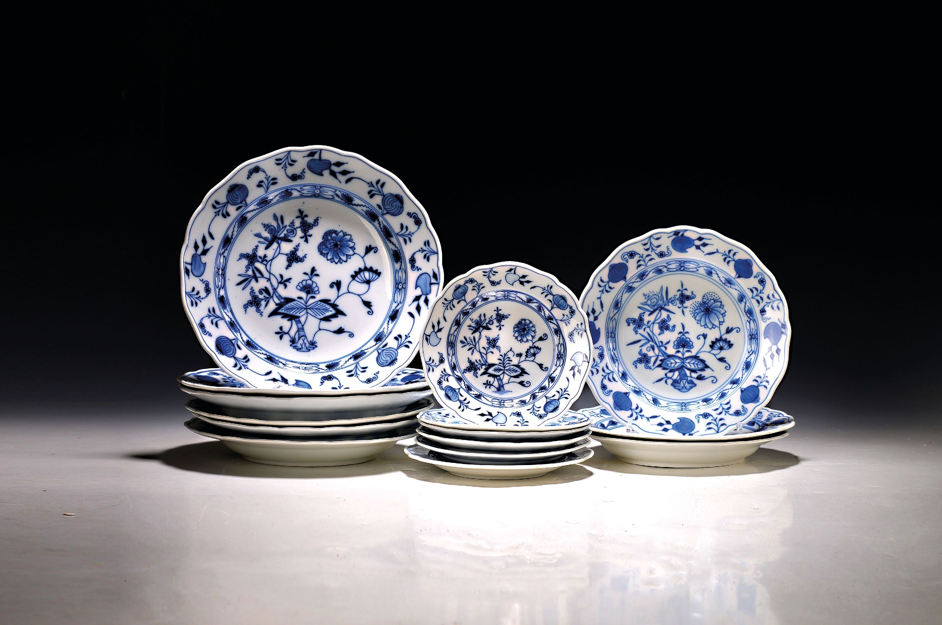 Image 27143878 - Mixed lot of 16 varying plates, onion pattern,Meissen, mainly 2nd half of the 19th ...