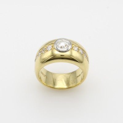 27144031a - Ring mit Diamanten, GG 750/000, Solitär u. Besatzdiam. im Altschliff zus. ca. 1.14 ct ...
