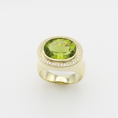 27144081a - Ring mit Peridot und Brillanten, GG 585/000,ovaler Peridot ca. 8.43 ct umgeben v. Brill. ...