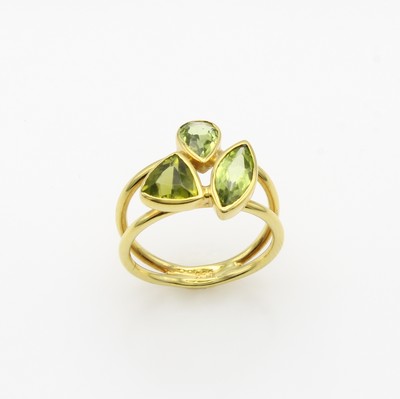 27144085a - Ring mit Peridots, GG 585/000, 2-rhg. Schiene, 3 Peridots in versch. Schliffarten zus. ...