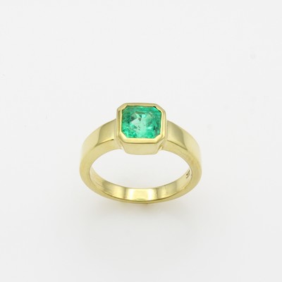 27144086a - Ring mit Smaragd, GG 585/000, 8-eckiger Smaragd in glatter Fassung ca. 1.53 ct, RW ca. ...