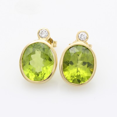 Image Paar Ohrstecker mit Peridots und Brillanten, GG 750/000, 2 ovale Peridots zus. ca. 9.46 ...