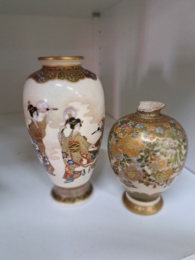 27144099a - Zwei kleine Väschen, Japan, Satsuma, um 1900 Jahrhundert, 1x Balusterform, heller Fond, ...