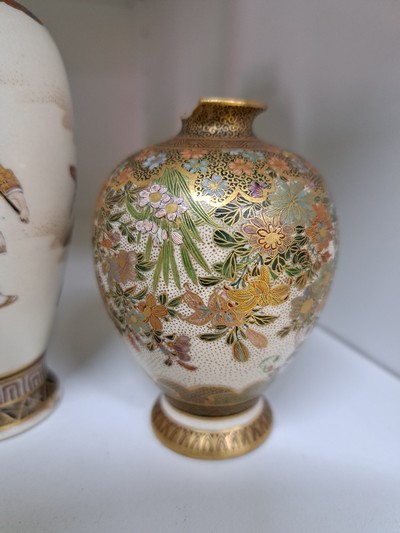 27144099c - Zwei kleine Väschen, Japan, Satsuma, um 1900 Jahrhundert, 1x Balusterform, heller Fond, ...